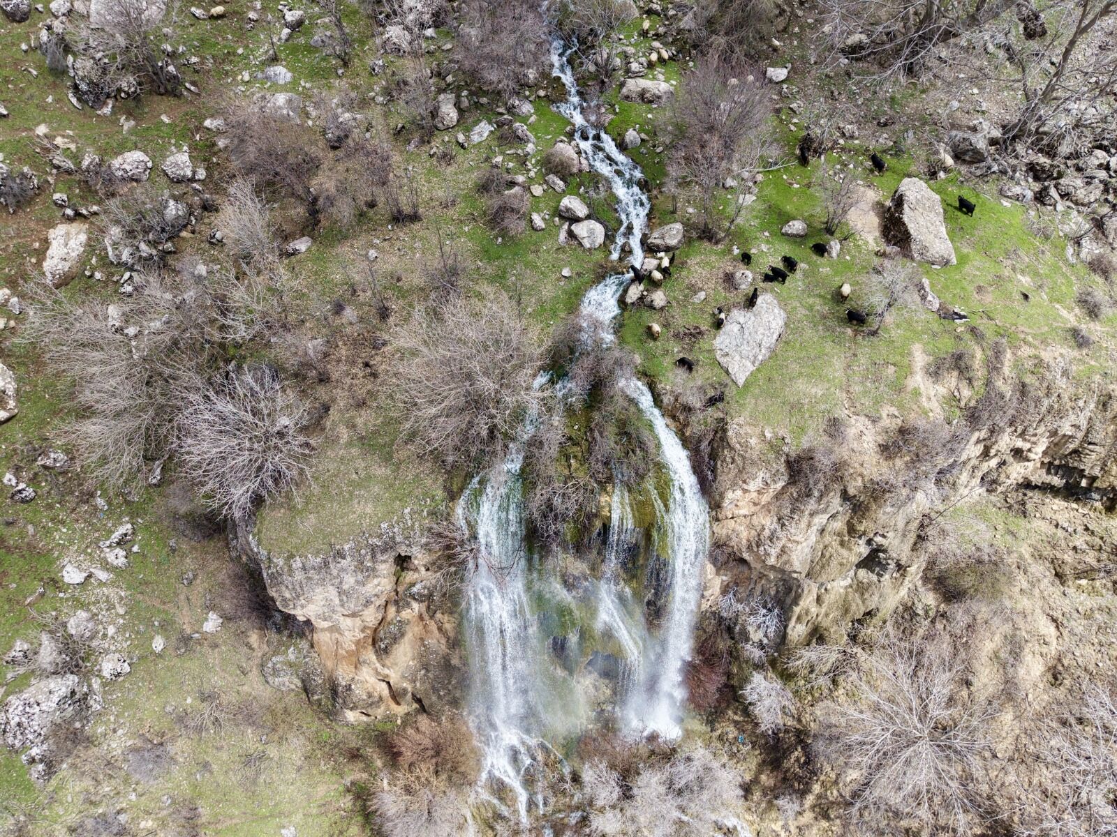 Hakkari’de Şelaleler Coştu Doğa Yeniden Canlandı (2)