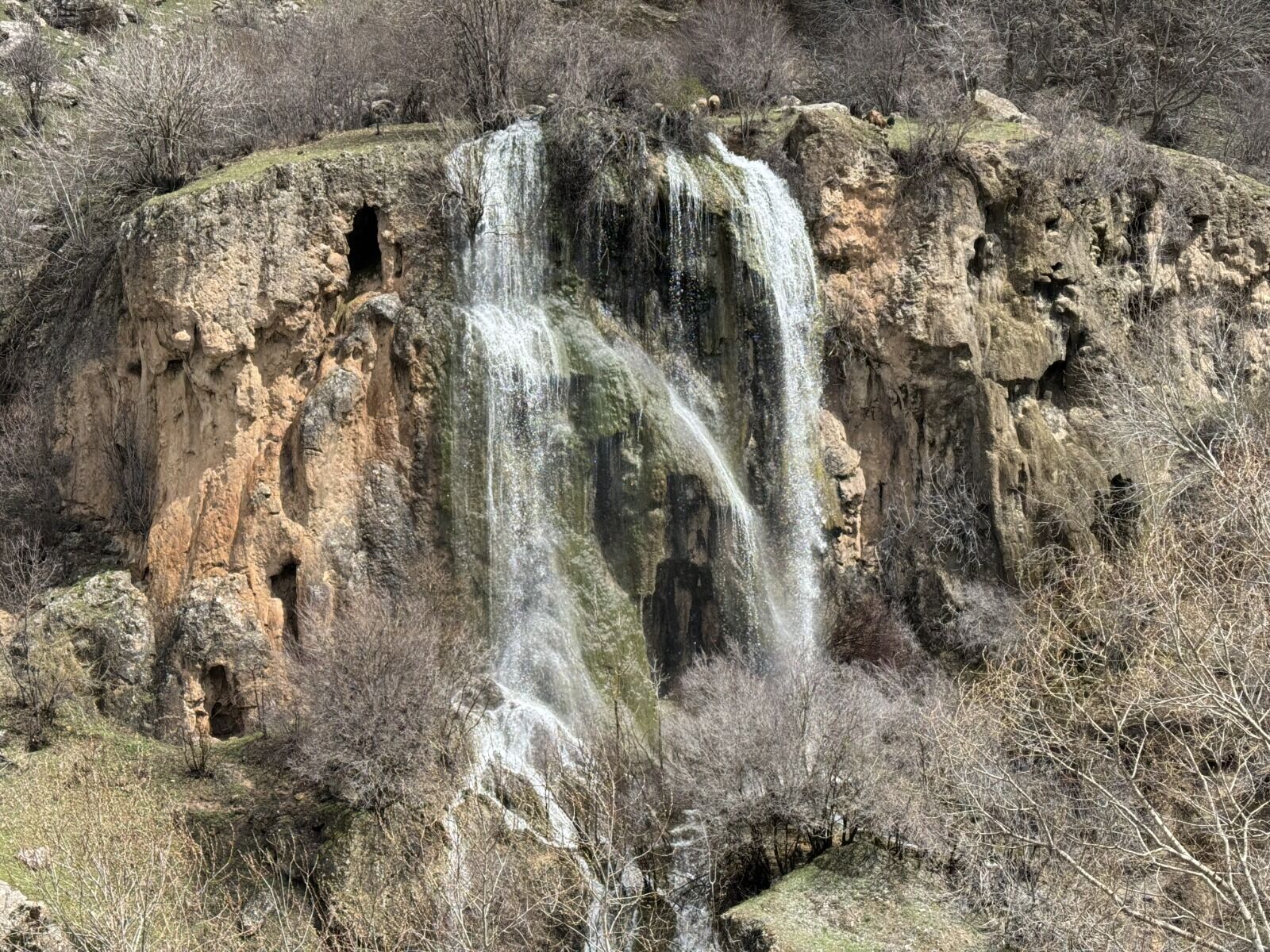 Hakkari’de Şelaleler Coştu Doğa Yeniden Canlandı (4)