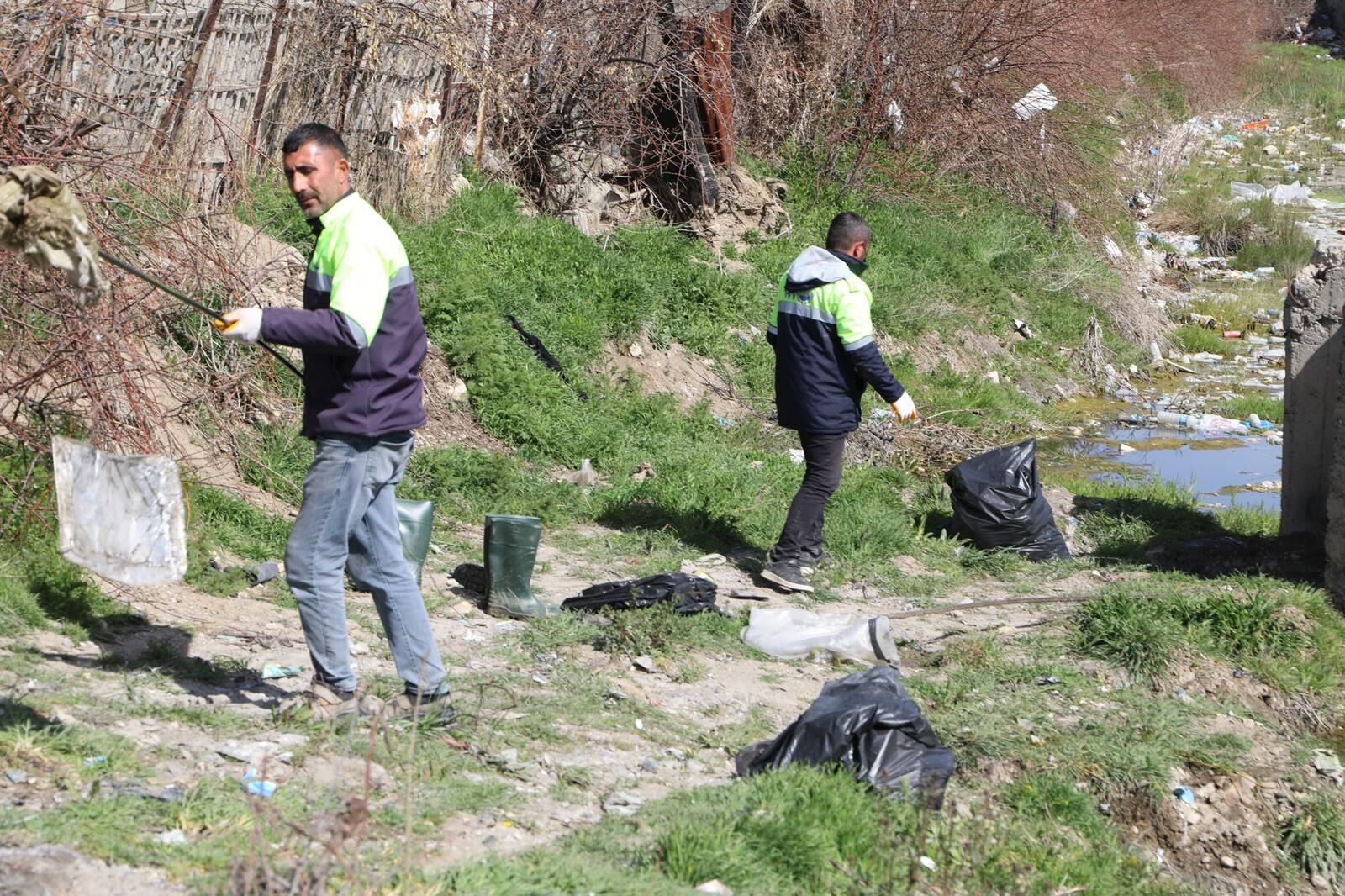 İnci Kefali Göçü Öncesi Van'da Yoğun Temizlik (1)