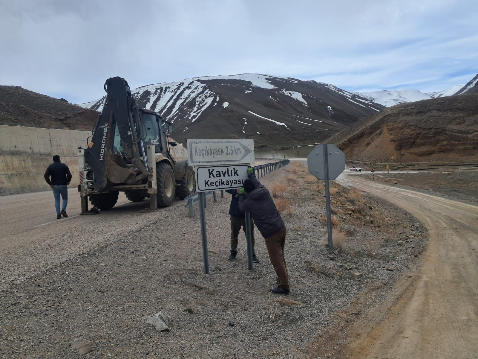 Saray’ın Kırsal Mahallelerine Kürtçe Türkçe Yön Levhaları Yerleştirildi (5)