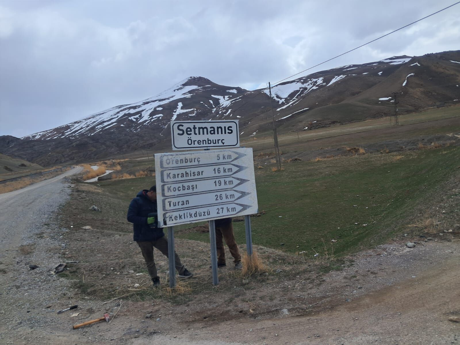 Saray’ın Kırsal Mahallelerine Kürtçe Türkçe Yön Levhaları Yerleştirildi (6)