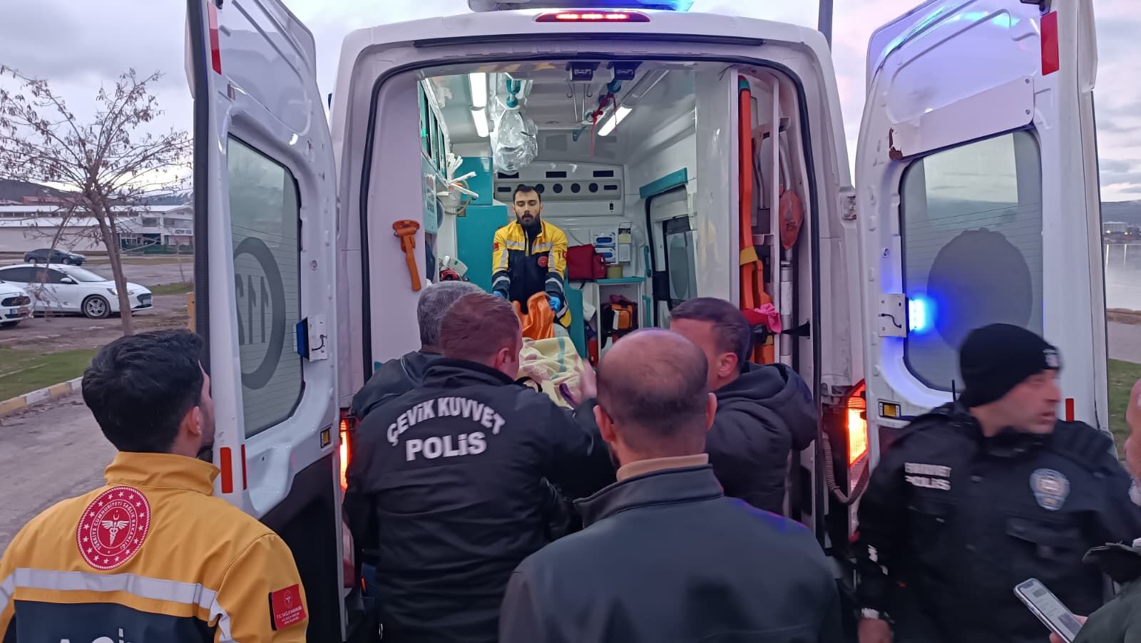 Van Gölü'nde Donma Tehlikesi Geçiren Kişi Kurtarıldı (1)