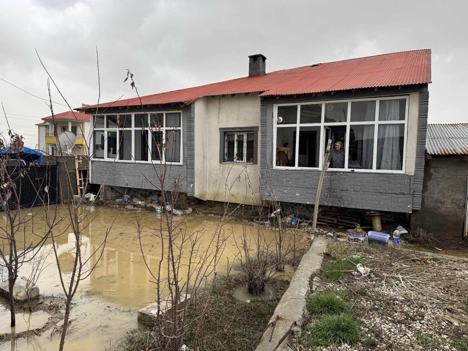 Yüksekova’da Evleri Su Bastı, Okul Bahçesi Göle Döndü (1)