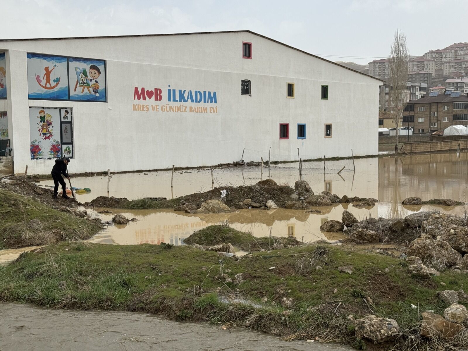 Yüksekova’da Evleri Su Bastı, Okul Bahçesi Göle Döndü (2)