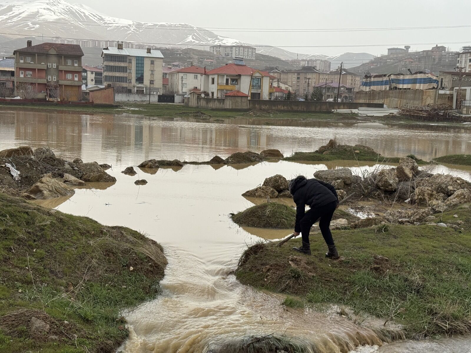 Yüksekova’da Evleri Su Bastı, Okul Bahçesi Göle Döndü (3)