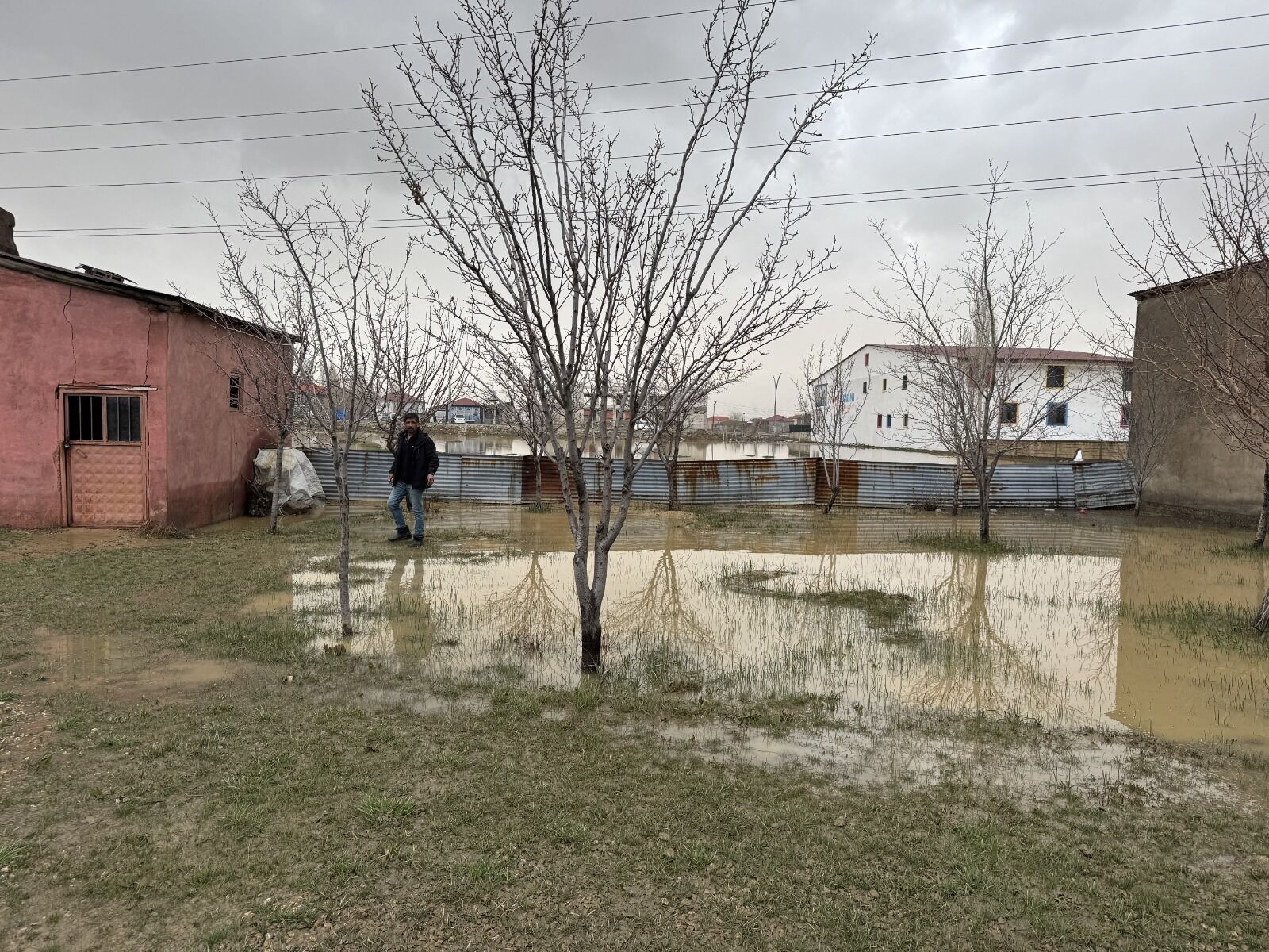 Yüksekova’da Evleri Su Bastı, Okul Bahçesi Göle Döndü (5)