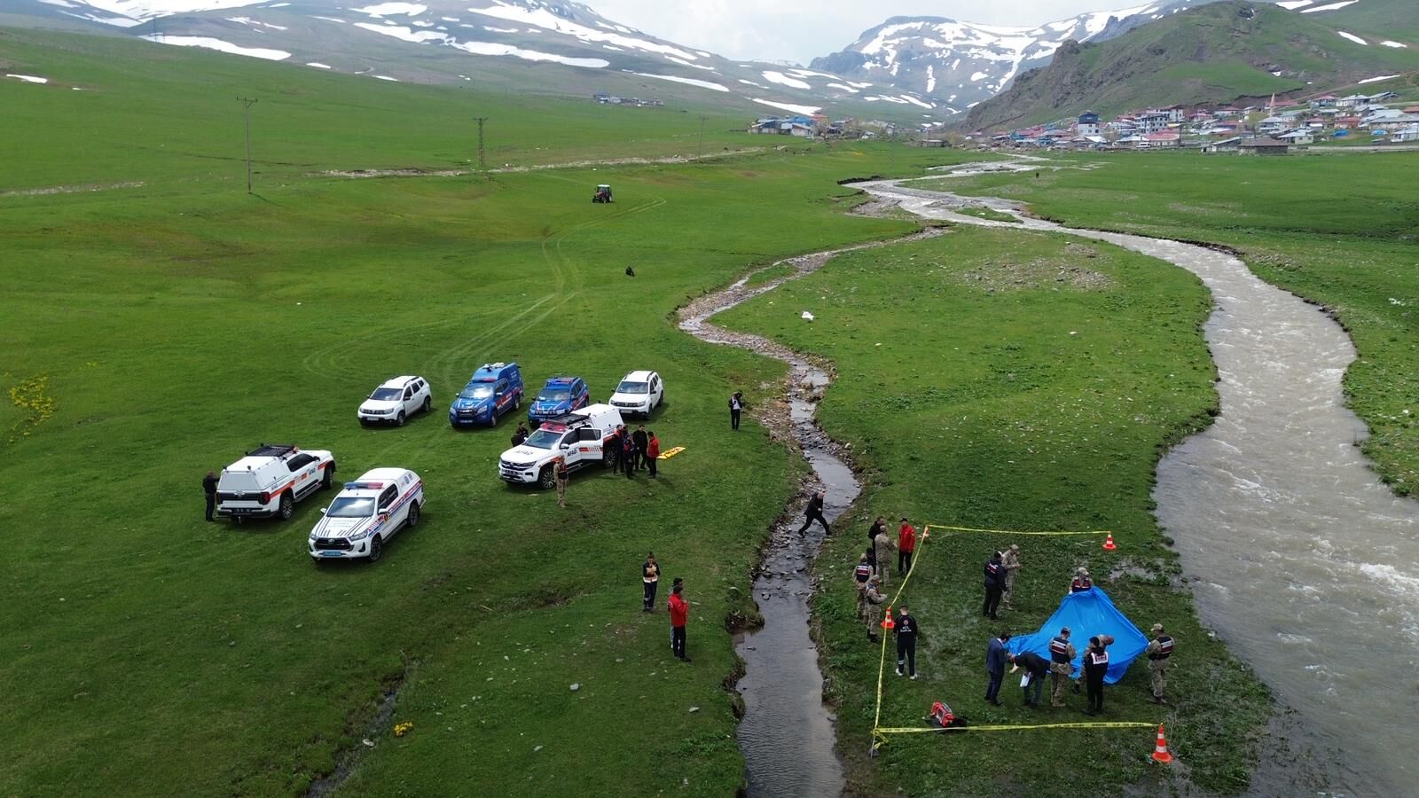 Ardahan’ın Göle Ilçesinde Kaybolan 53 Yaşındaki Kadının Cansız Bedeni, Ekiplerin Yürüttüğü Arama Çalışmaları Sonucu Dere Yatağında Bulundu (1)