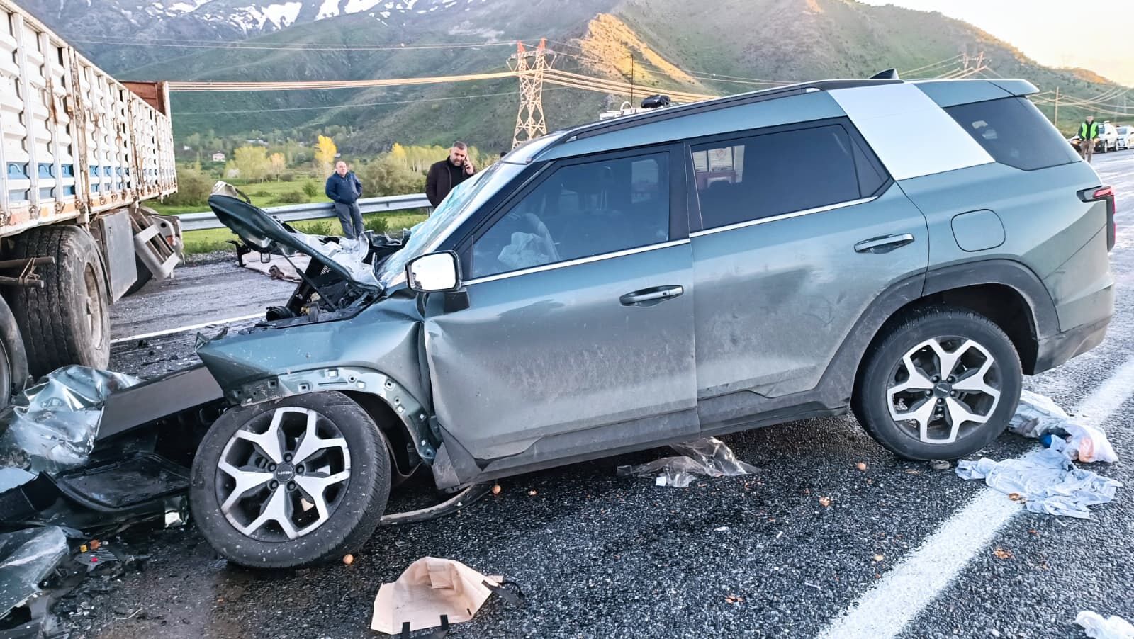 Bitlis’in Tatvan Ilçesinde Cip Ile Tırın Çarpışması Sonucu Meydana Gelen Trafik Kazasında Biri Çocuk Olmak Üzere 6 Kişi Yaralandı (1)