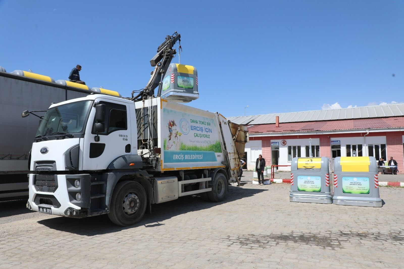 Erciş Belediyesi’nden Modern Çöp Konteyneri Uygulaması (4)