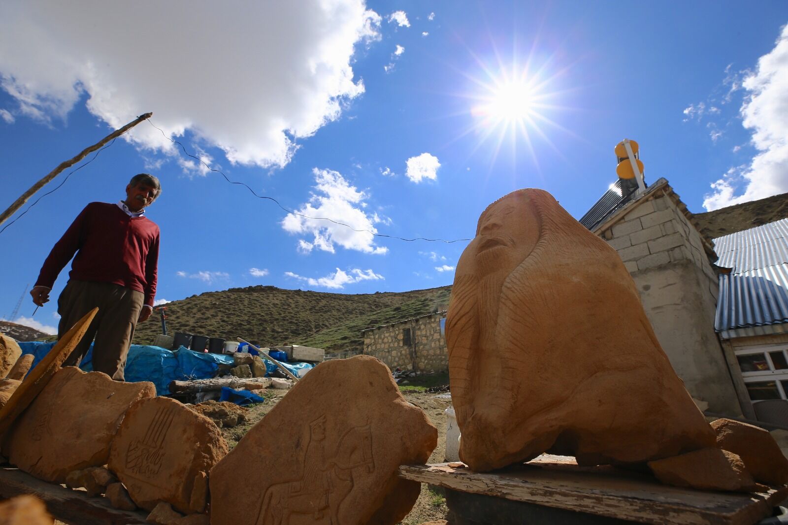 Erzurum'un Çat Ilçesinde Yaşayan 60 Yaşındaki Çiftçi İlhami Kocaeli, Bir Süre Ayrı Kaldığı Eşine Duyduğu Özlemle Taşı Sanata Dönüştürdü (1)