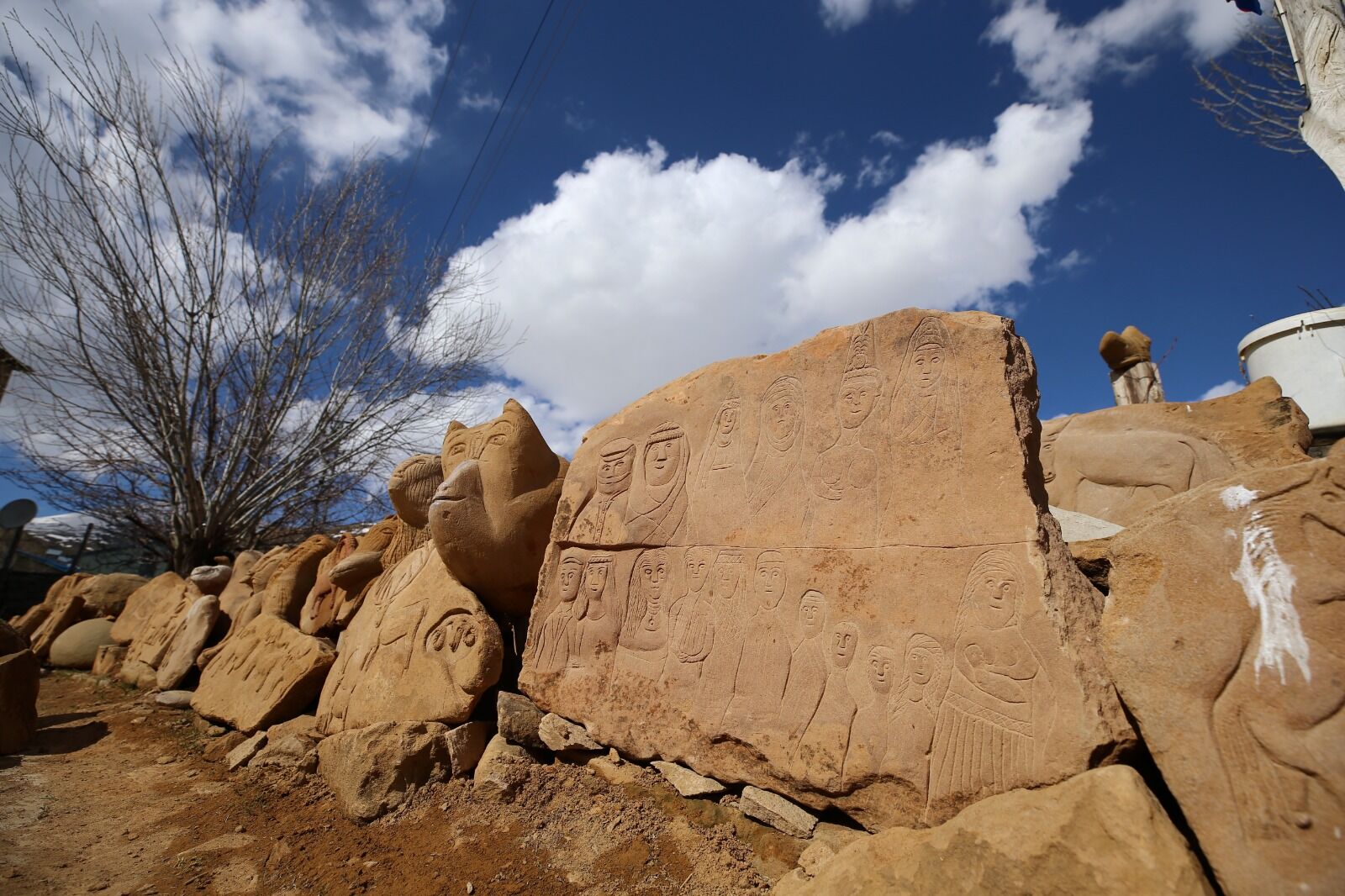 Erzurum'un Çat Ilçesinde Yaşayan 60 Yaşındaki Çiftçi İlhami Kocaeli, Bir Süre Ayrı Kaldığı Eşine Duyduğu Özlemle Taşı Sanata Dönüştürdü (7)