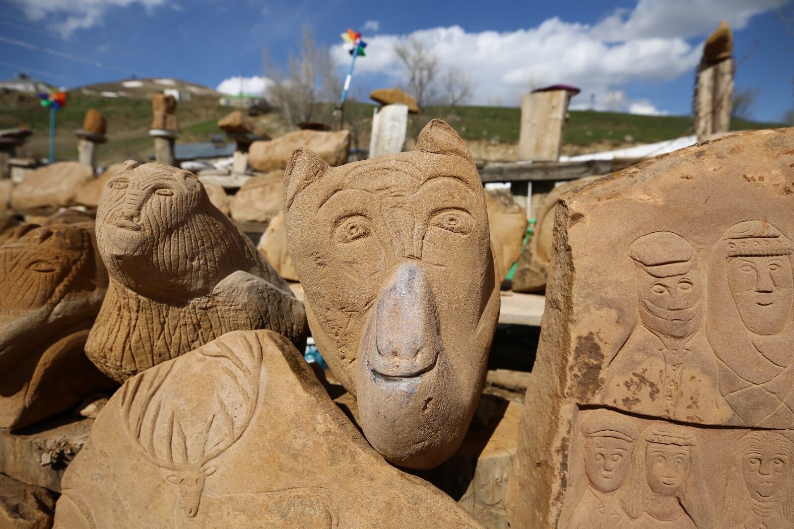 Erzurum'un Çat Ilçesinde Yaşayan 60 Yaşındaki Çiftçi İlhami Kocaeli, Bir Süre Ayrı Kaldığı Eşine Duyduğu Özlemle Taşı Sanata Dönüştürdü (8)