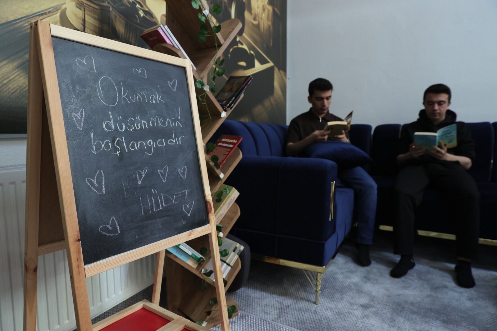 Hakkari Üniversitesi Dijital Mola Ekranlardan Uzak, Sayfalara Yakın (5)