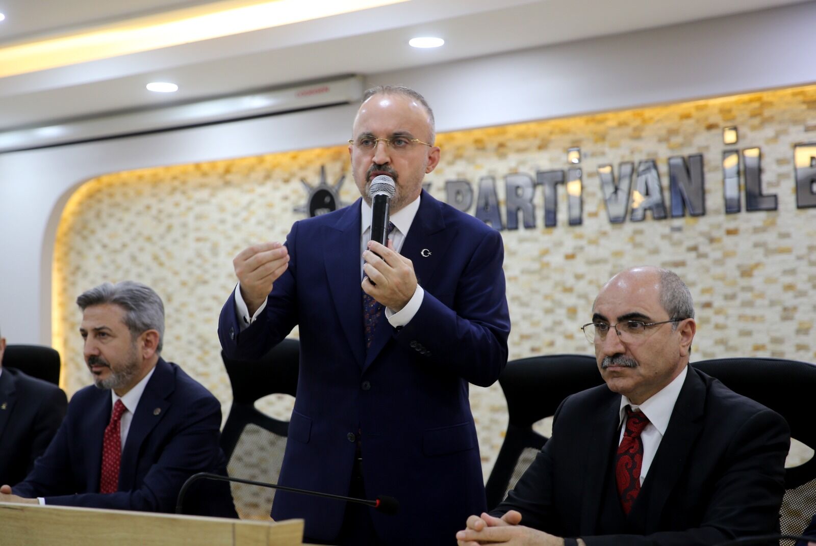İçişleri Bakan Yardımcısı Bülent Turan, Ak Parti Van İl Başkanlığını Ziyaret Etti (3)