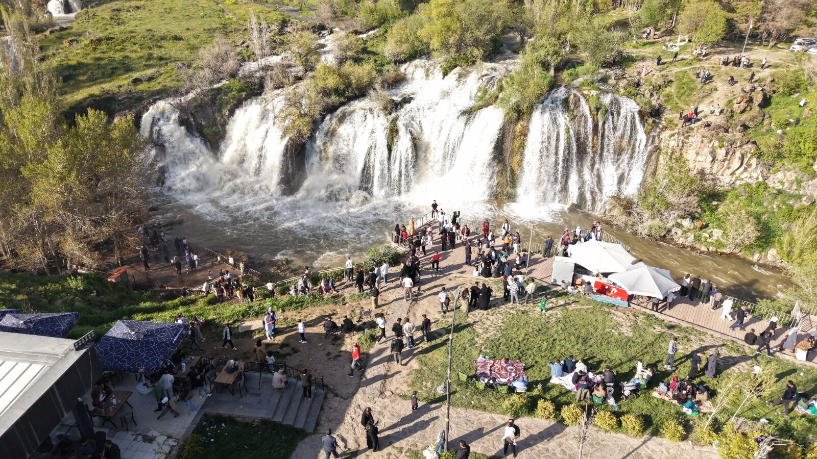 Muradi̇ye Şelalesi̇ (Aa) (1)