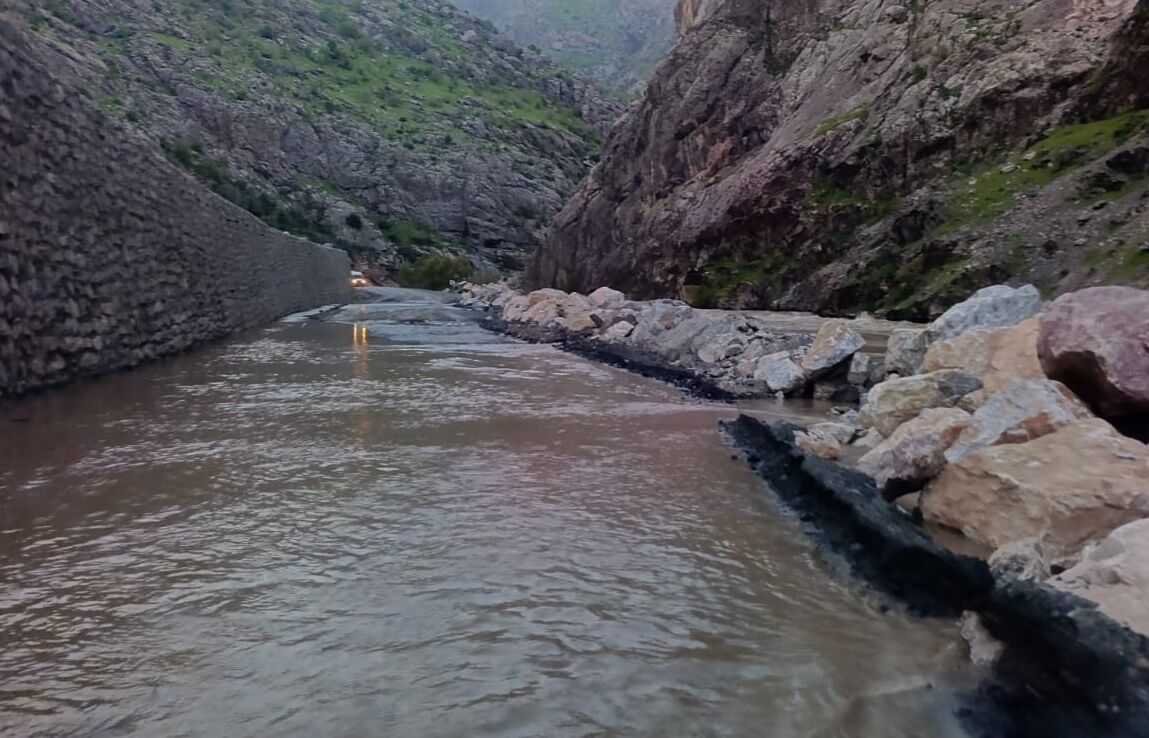 Şemdinli Derecik Kara Yolu Taşkın Nedeniyle Ulaşıma Kapandı (2)