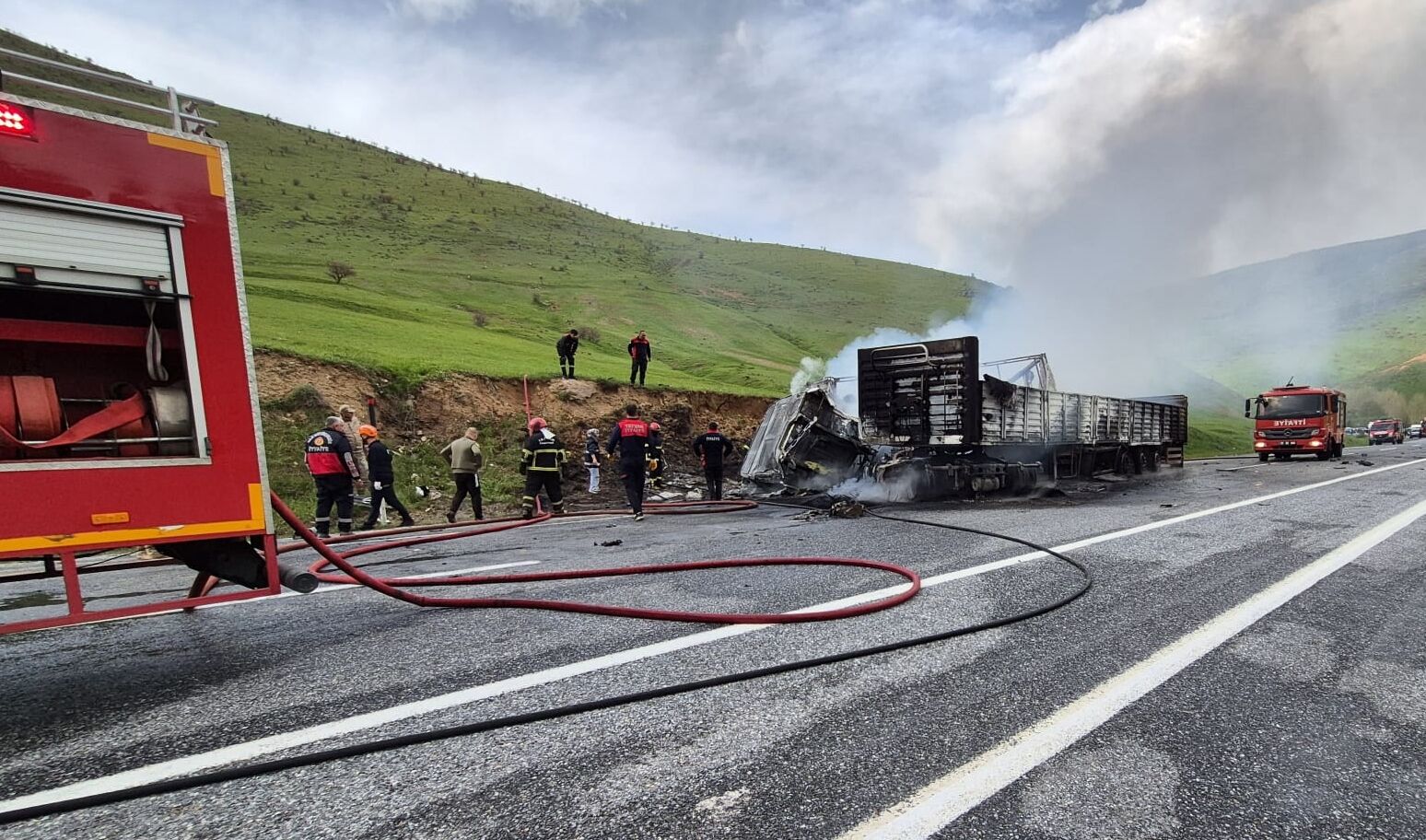 Tatvan’da Iki Tır Çarpışıp Alev Aldı, Sürücüleri Hayatını Kaybetti (2)