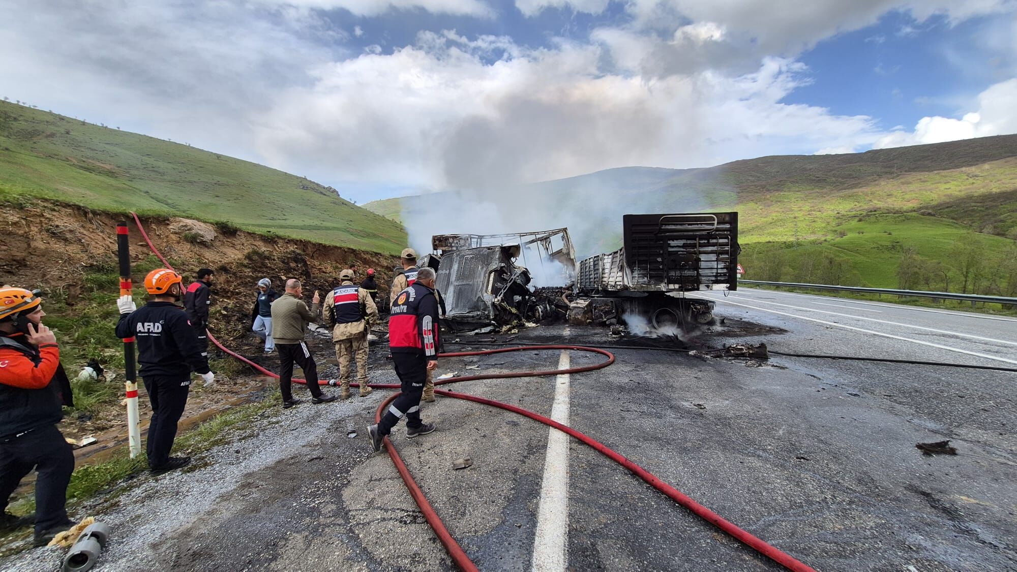 Tatvan’da Iki Tır Çarpışıp Alev Aldı, Sürücüleri Hayatını Kaybetti (3)