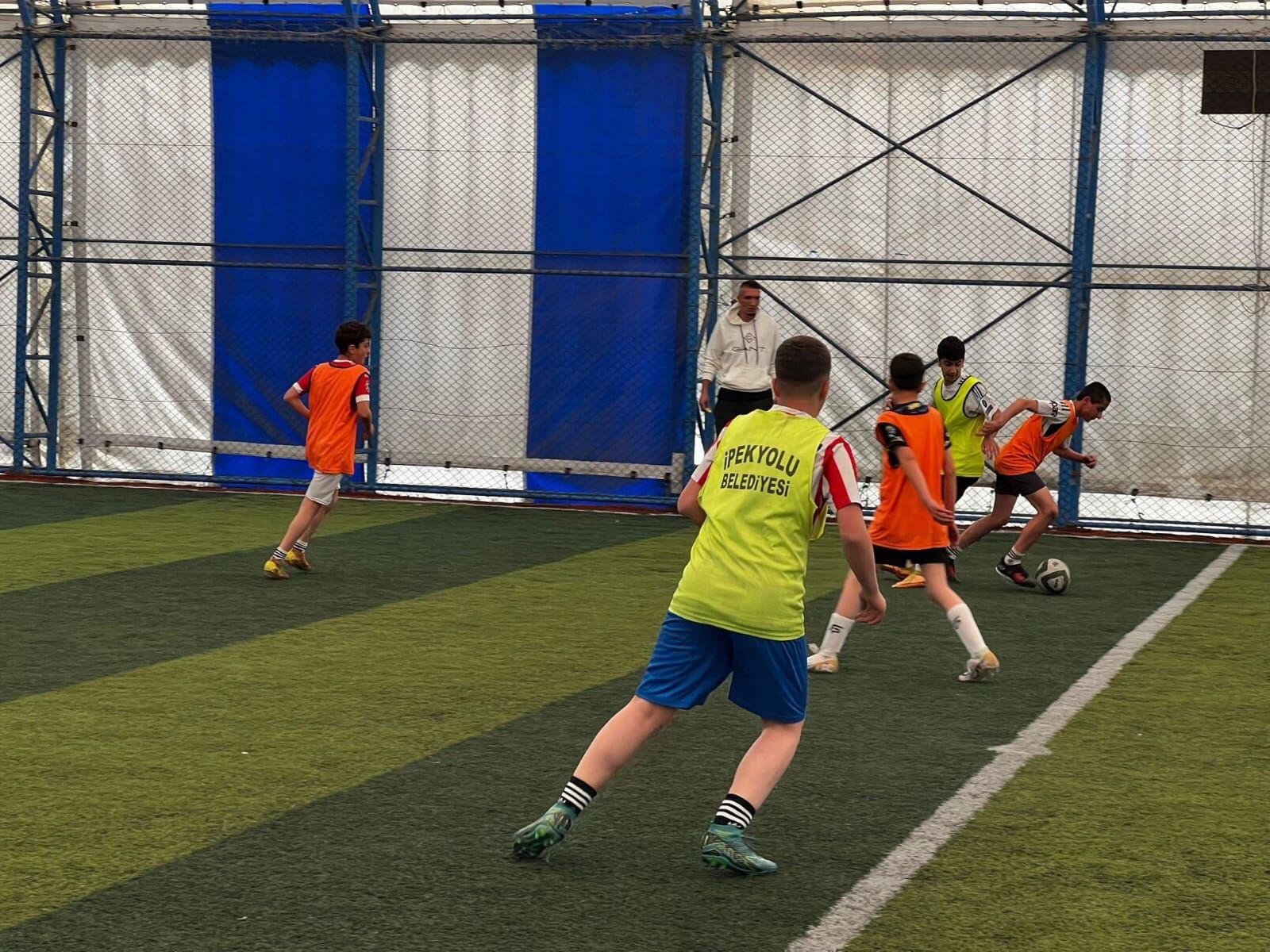 Van’da İpekyolu Belediyesi Gençlik Ve Spor Müdürlüğü Bünyesinde Faaliyet Gösteren Karşıyaka Spor Kompleksi, Okullar Arası Futbol Turnuvasına Ev Sahipliği Yaptı. (1)