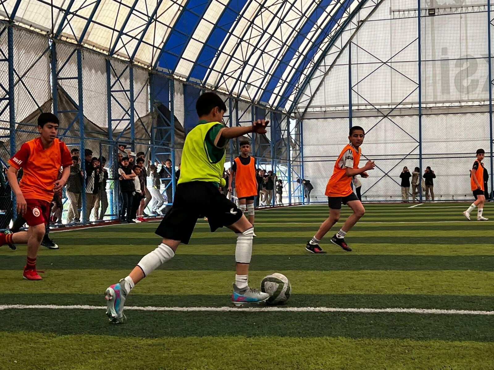 Van’da İpekyolu Belediyesi Gençlik Ve Spor Müdürlüğü Bünyesinde Faaliyet Gösteren Karşıyaka Spor Kompleksi, Okullar Arası Futbol Turnuvasına Ev Sahipliği Yaptı. (2)