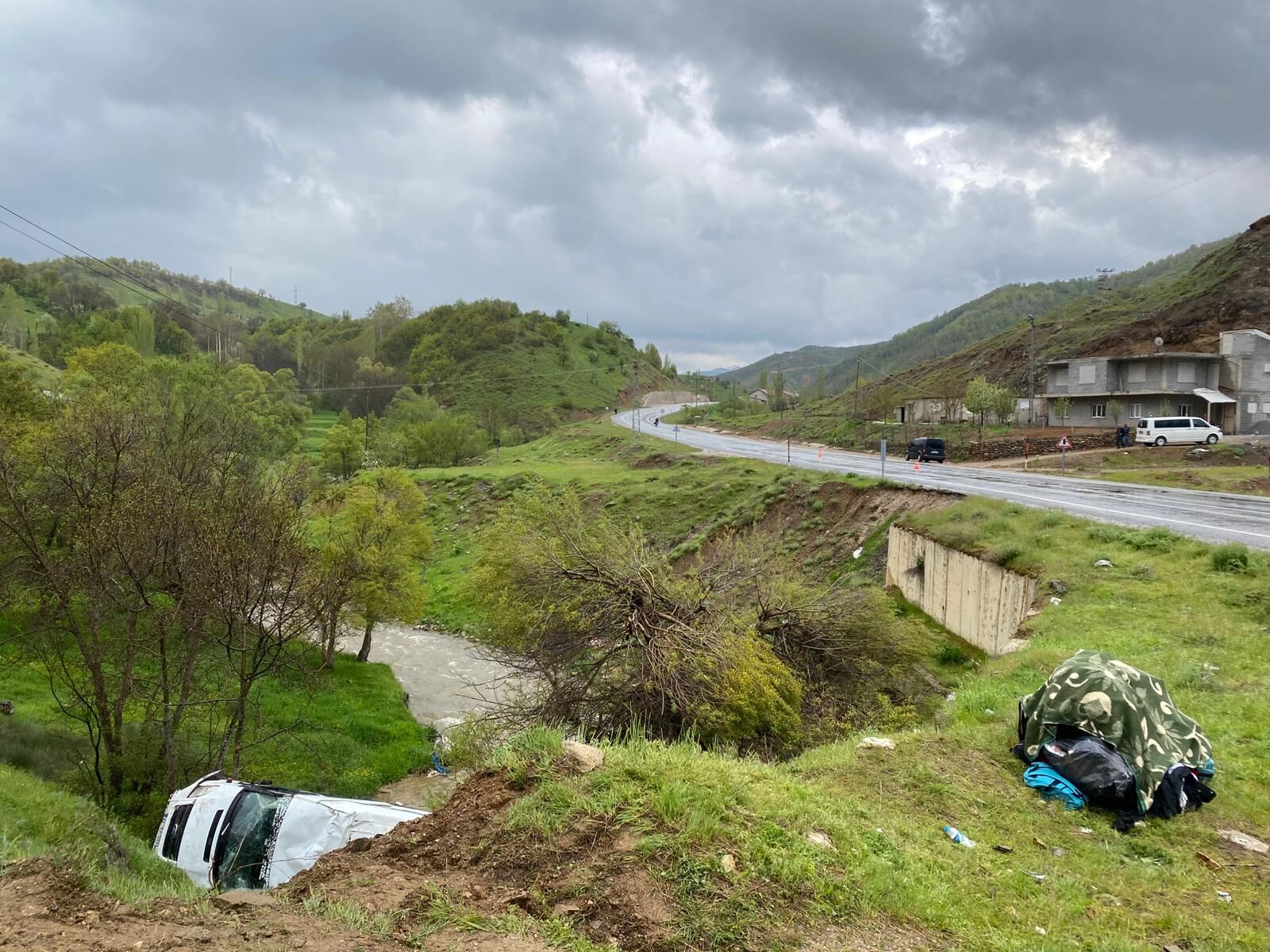 Van’dan Bitlis’e Giden Minibüs Şarampole Devrildi 7 Yaralı (1)