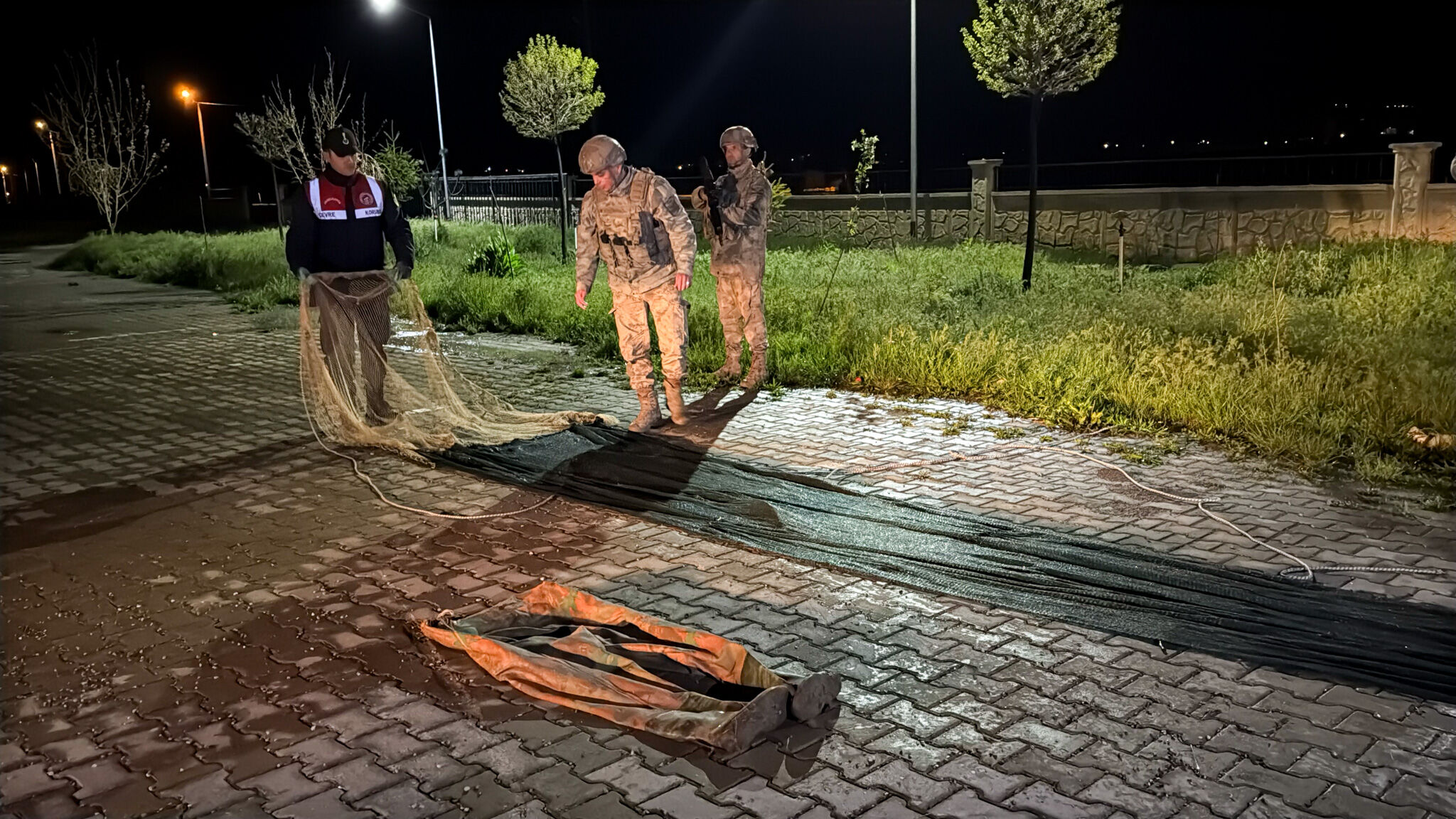Van'ın Muradiye Ilçesinde Jandarma Ekiplerince Yapılan Denetimlerde Kaçak Avlanan 1,5 Ton Canlı Inci Kefali Suya Geri Bırakıldı (1)