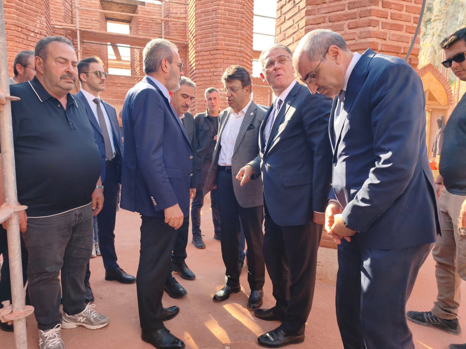 Ak Parti Van Milletvekili Kayhan Türkmenoğlu, Ak Parti Mkyk Üyesi Mahir Ünal Ve Van Valisi Ozan Balcı, Eski Van Şehri’nde Restorasyonu Devam Eden Ulu Cami Başta Olmak Üzere Tarihi Alanlarda Incelemelerde Bulundu (1)