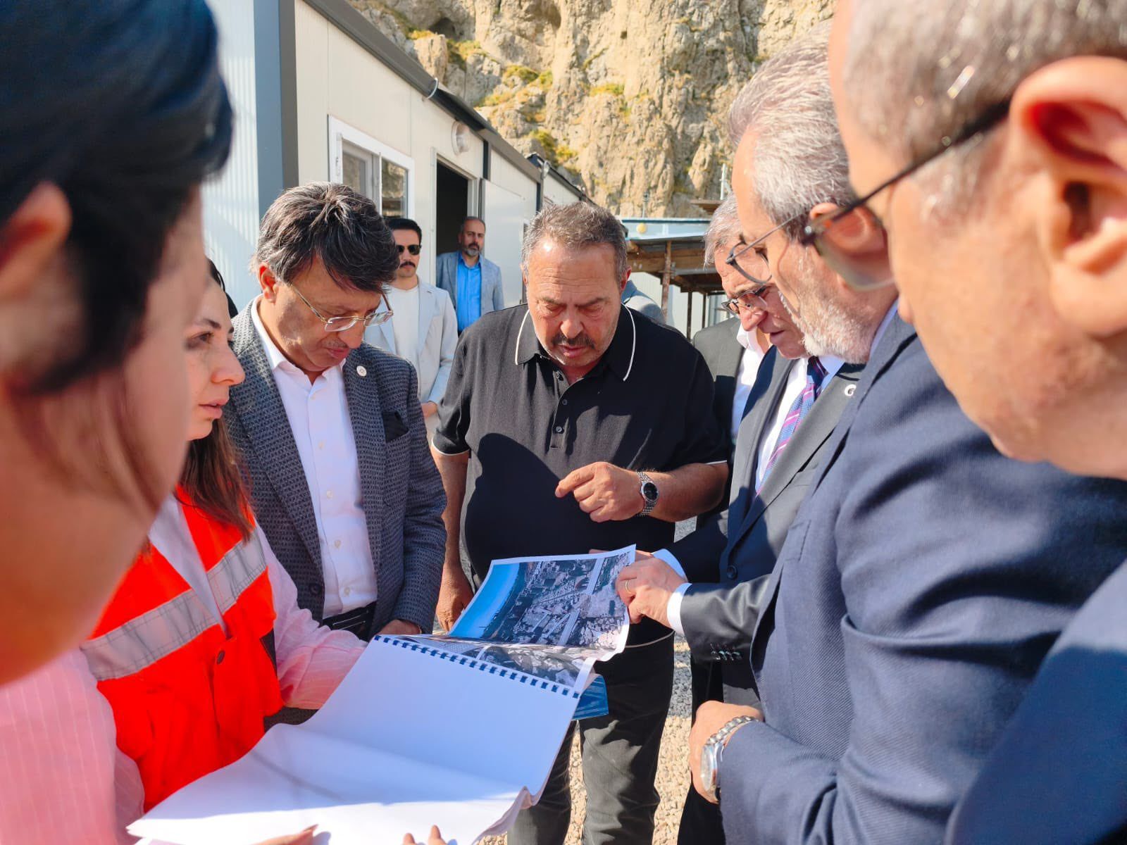 Ak Parti Van Milletvekili Kayhan Türkmenoğlu, Ak Parti Mkyk Üyesi Mahir Ünal Ve Van Valisi Ozan Balcı, Eski Van Şehri’nde Restorasyonu Devam Eden Ulu Cami Başta Olmak Üzere Tarihi Alanlarda Incelemelerde Bulundu (2)