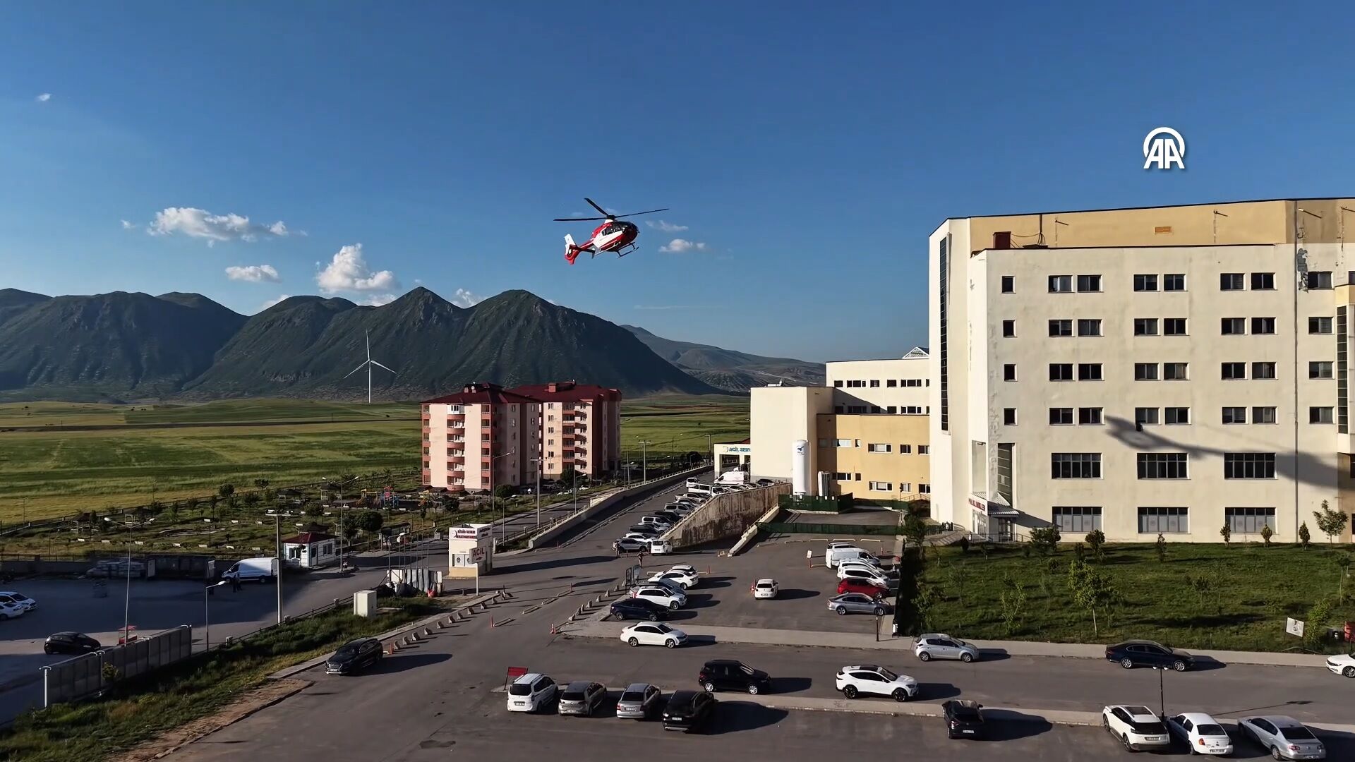 Başkale'de Dünyaya Gelen Ve Ileri Düzeyde Tedaviye Ihtiyaç Duyan Yenidoğan Bebek, Ambulans Helikopterle Bitlis'in Tatvan Ilçesindeki Hastaneye Nakledildi-1