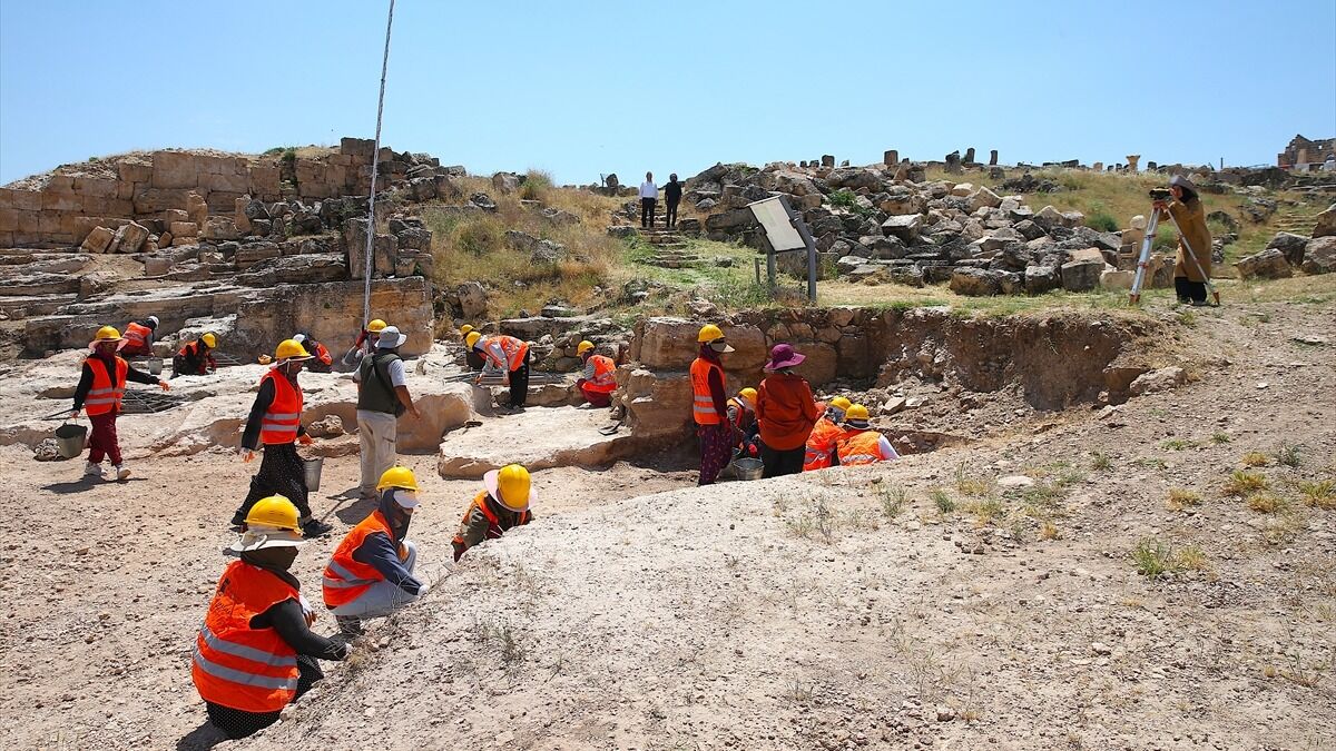 Diyarbakır’daki Zerzevan Kalesi’nde Yapılan Kazılarda, Roma Dönemine Ait Mithras Tapınağı’nın Yaklaşık 1700 Yıl Önce Mühürlenerek Kapatıldığı Tespit Edildi (3)