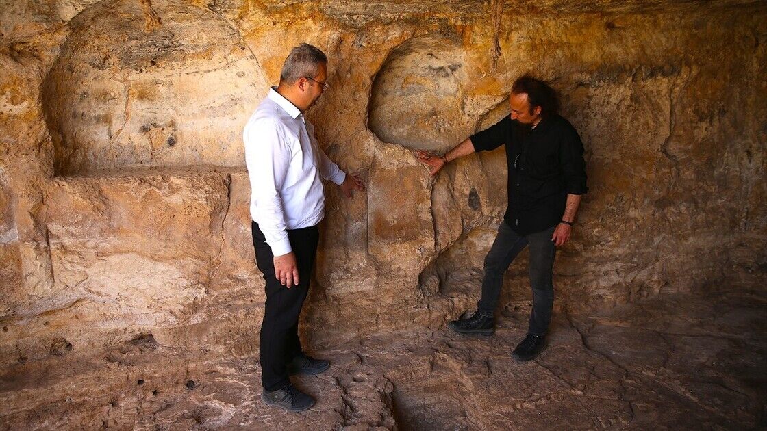 Diyarbakır’daki Zerzevan Kalesi’nde Yapılan Kazılarda, Roma Dönemine Ait Mithras Tapınağı’nın Yaklaşık 1700 Yıl Önce Mühürlenerek Kapatıldığı Tespit Edildi.