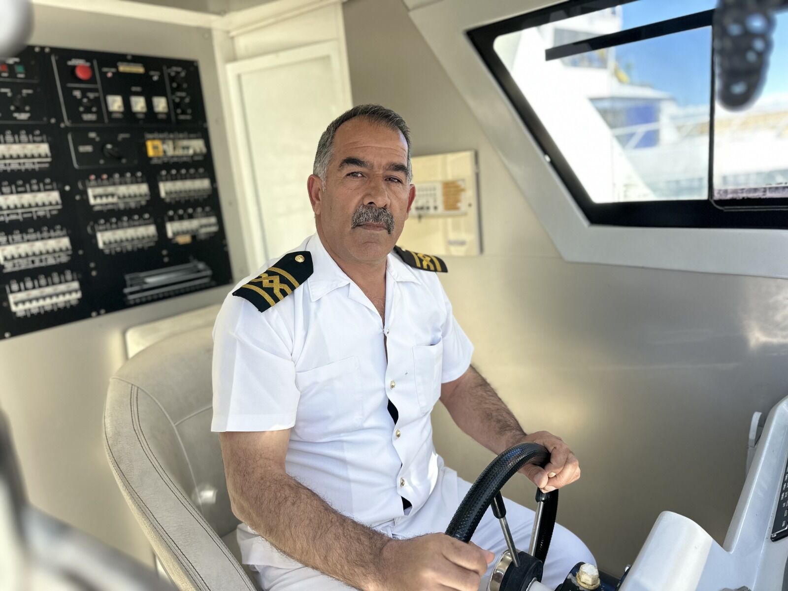 Gevaş’ta Yaşayan 54 Yaşındaki Cevdet Avcı, Dedesinden Babasına, Babasından Da Kendisine Miras Kalan Kaptanlık Mesleğini 35 Yıldır Sürdürüyor (1)
