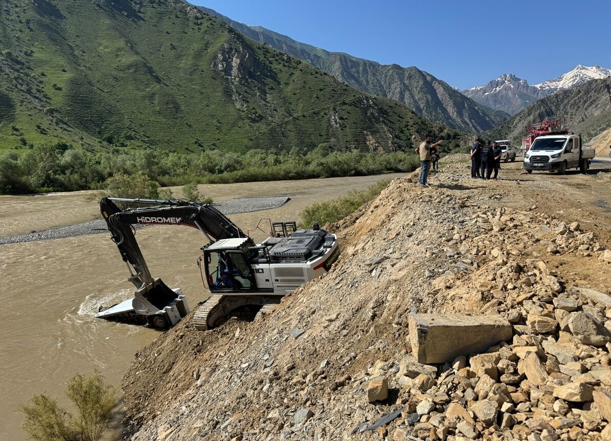 Hakkari Van Kara Yolunda Kontrolden Çıkarak Zap Suyu’na (1)