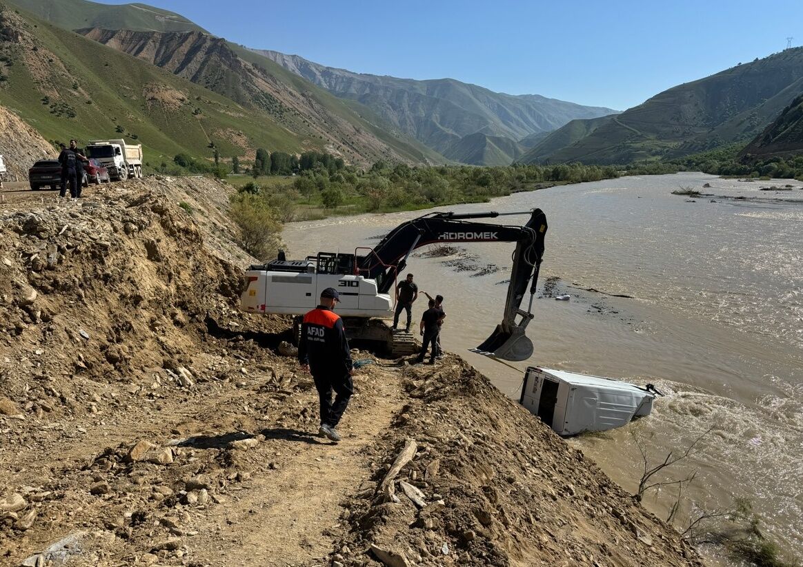 Hakkari Van Kara Yolunda Kontrolden Çıkarak Zap Suyu’na (2)