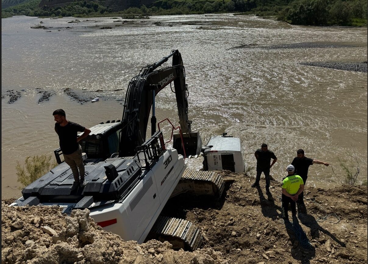 Hakkari Van Kara Yolunda Kontrolden Çıkarak Zap Suyu’na (4)
