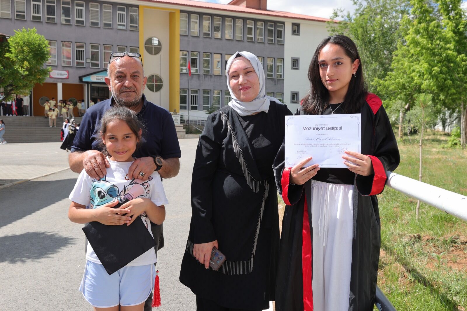 Hakkari'de Duygulandıran Mezuniyet Anne Ve Kızı Aynı Gün Diploma Aldı (1)