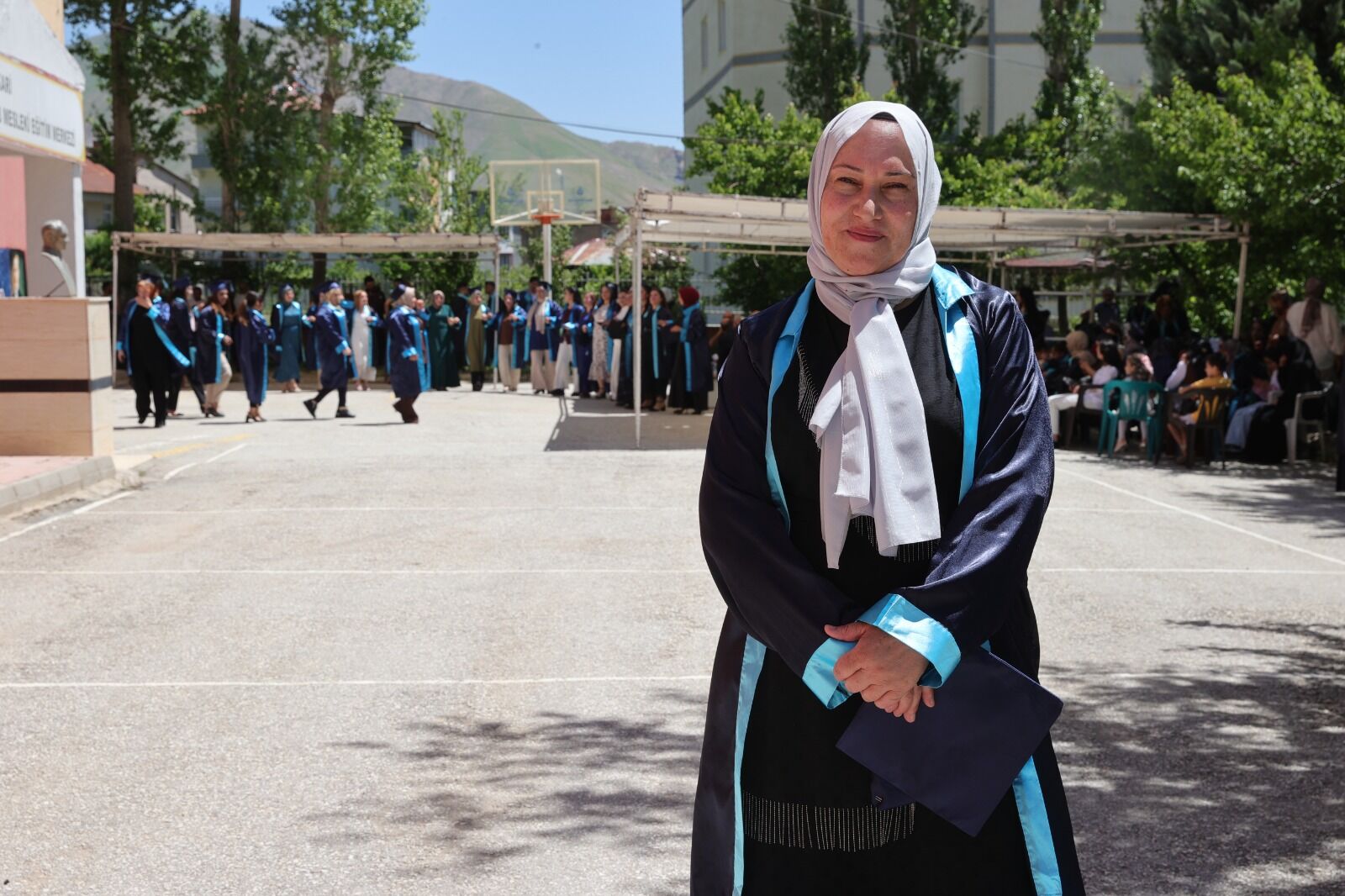 Hakkari'de Duygulandıran Mezuniyet Anne Ve Kızı Aynı Gün Diploma Aldı (3)