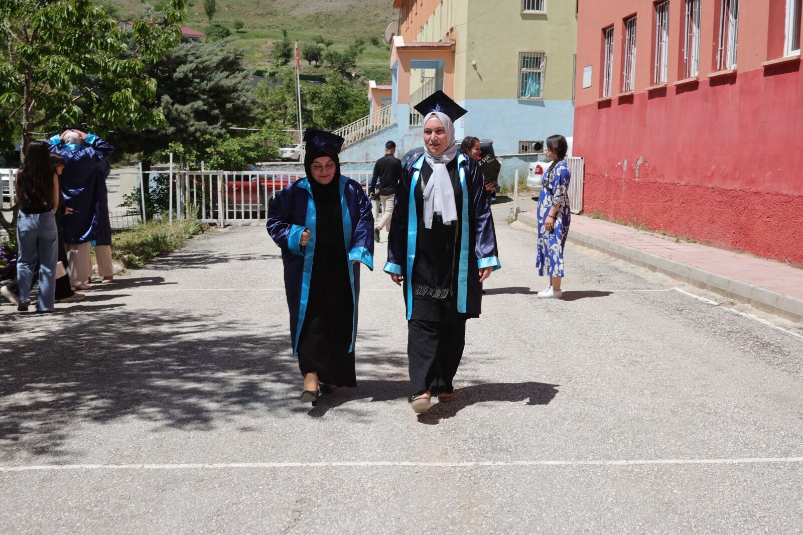 Hakkari'de Duygulandıran Mezuniyet Anne Ve Kızı Aynı Gün Diploma Aldı (4)