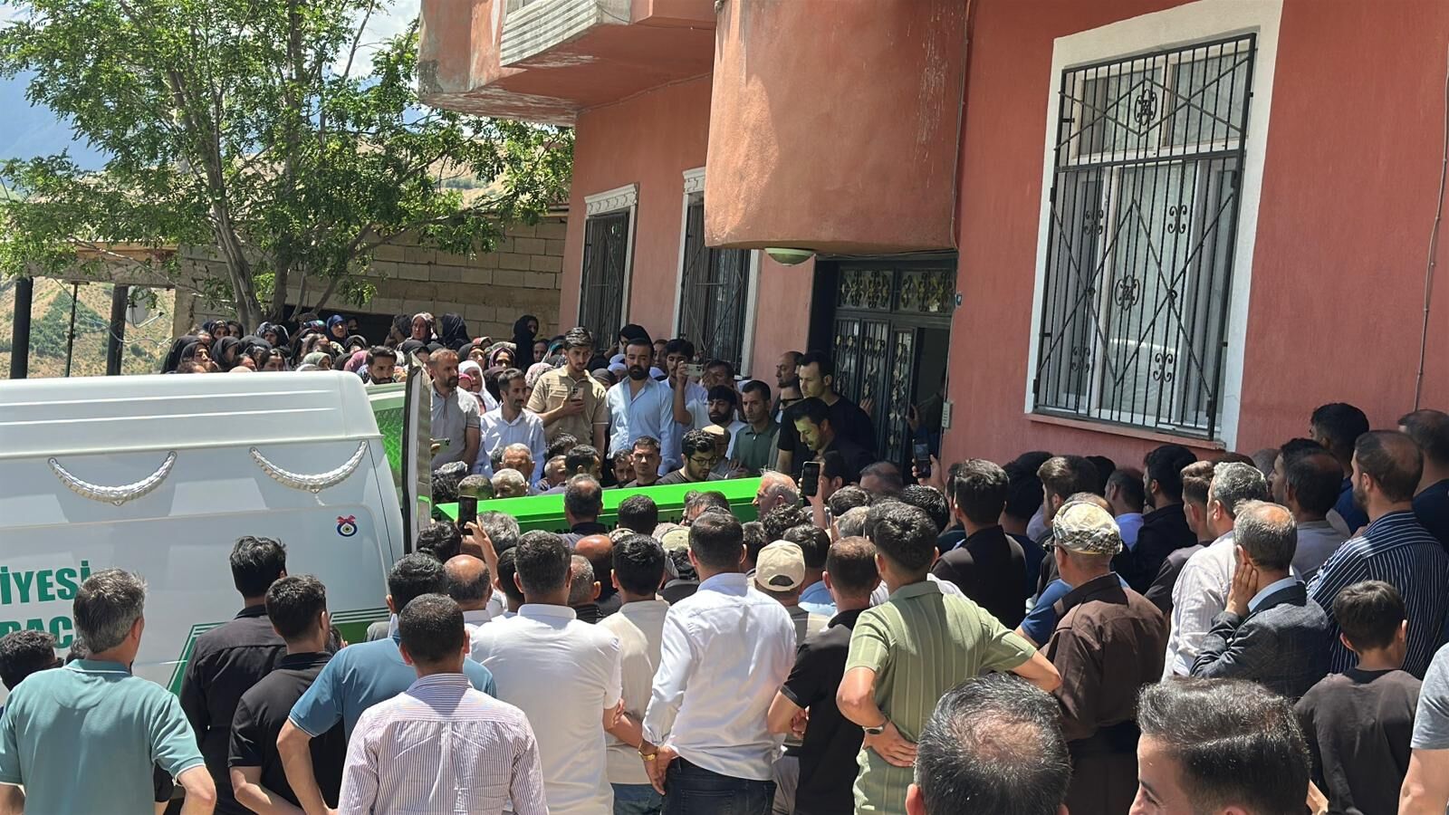 Hakkari'nin Şemdinli Ilçesinde Uzman Çavuşun Düzenlediği Silahlı Saldırıda Yaşamını Yitiren 4 Kişinin Cenazesi, Otopsi Işlemleri Için Van Adli Tıp Kurumu'na Sevk Edildi (2)