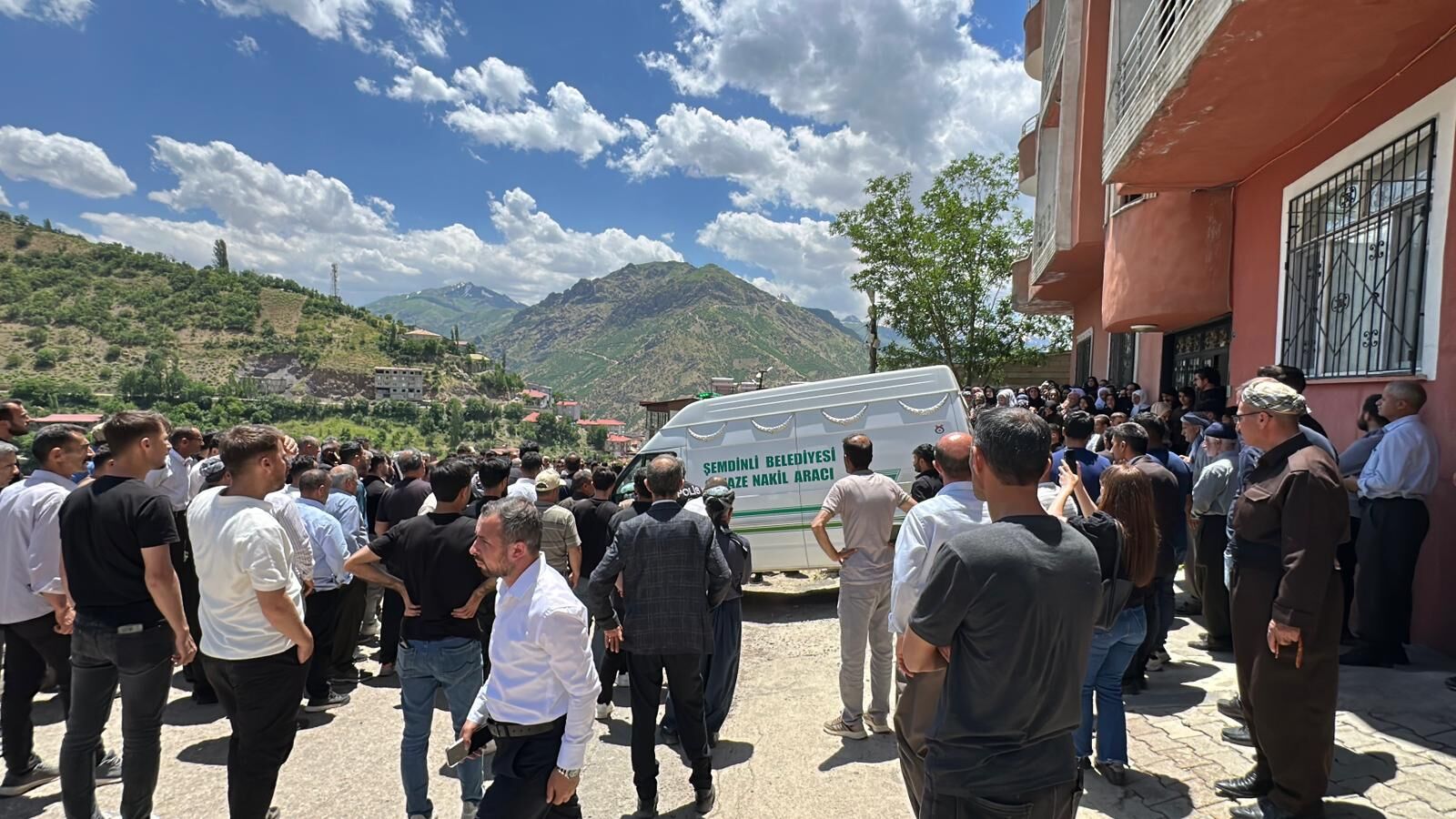 Hakkari'nin Şemdinli Ilçesinde Uzman Çavuşun Düzenlediği Silahlı Saldırıda Yaşamını Yitiren 4 Kişinin Cenazesi, Otopsi Işlemleri Için Van Adli Tıp Kurumu'na Sevk Edildi (3)