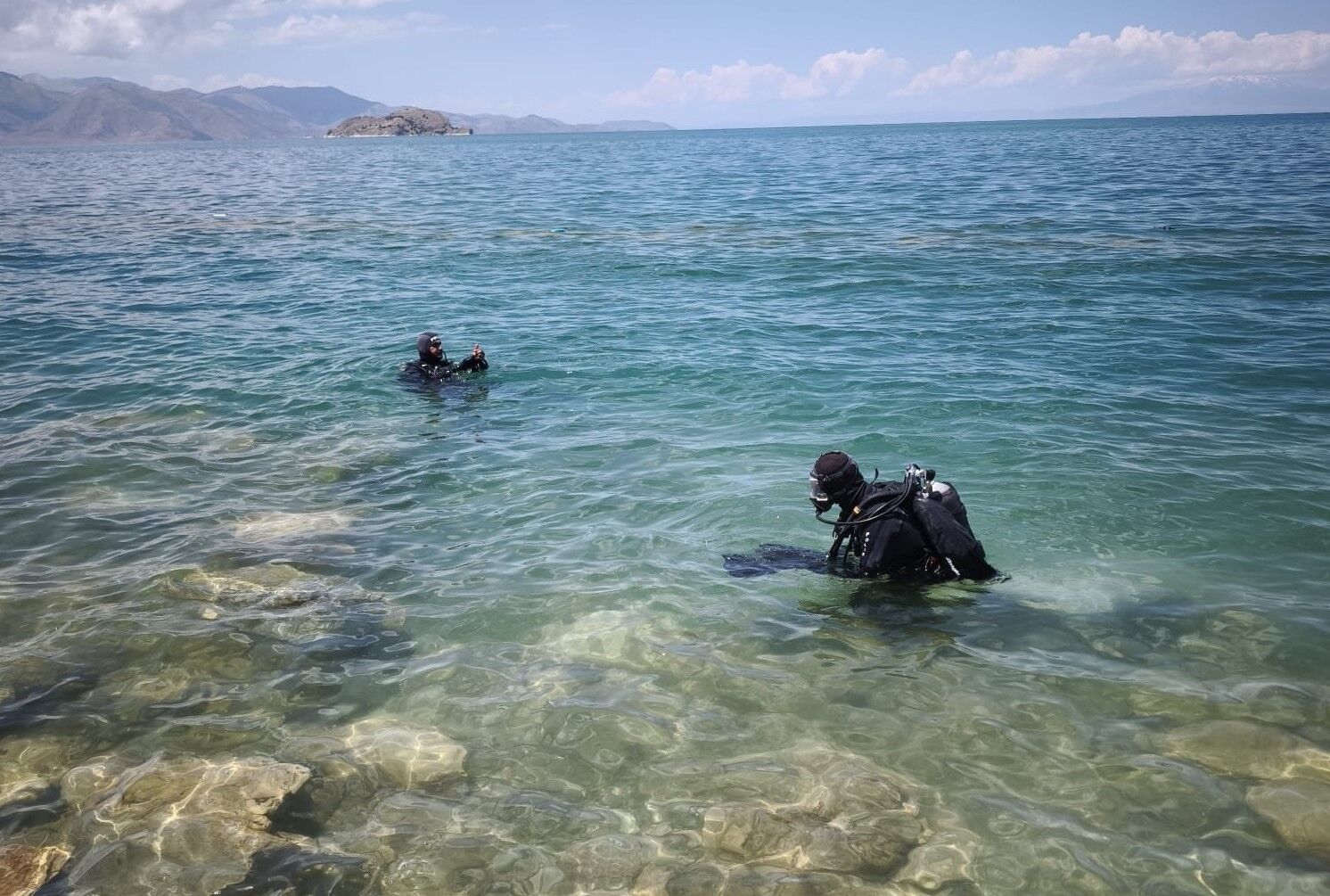 Kontrolden Çıkan Otomobil Van Gölü'ne Uçtu (2)