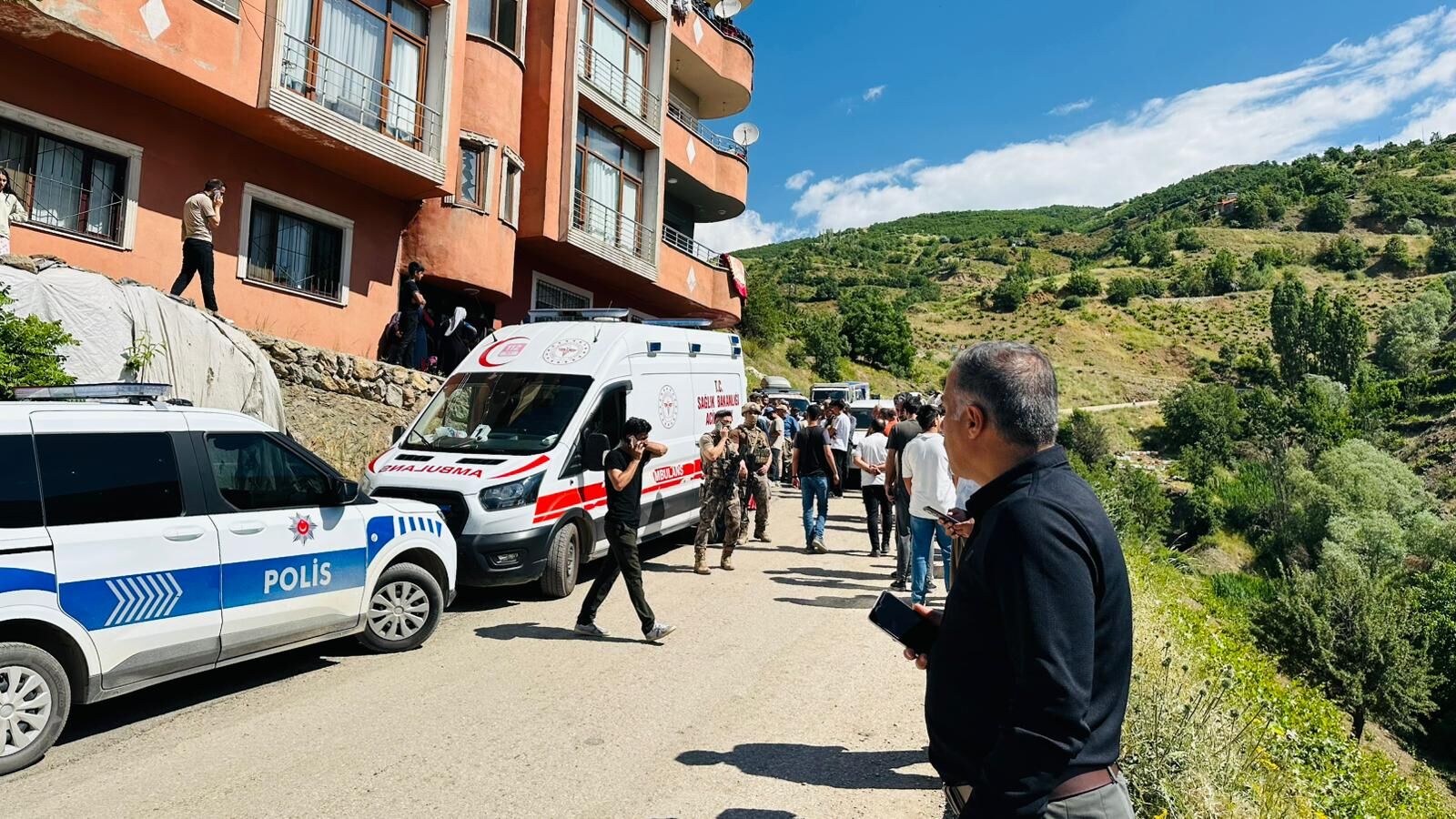 Şemdinli’de Uzman Çavuş M.g.’nin Eşinin Ailesinin Evine Düzenlediği Silahlı Saldırıda 4 Kişi Hayatını Kaybetti, Saldırgan Ise Kendini Öldürme Girişiminde Bulunarak Ağır Yaralandı (2)