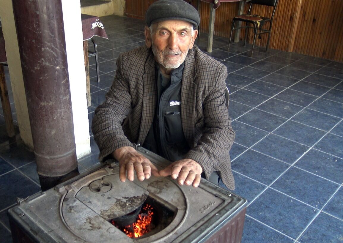 Türkiye'nin En Yüksek Yerleşim Yerlerinden Sarıkamış'ta, Haziran Ayına Rağmen Etkili Olan Soğuk Hava Nedeniyle Sobalar Yakılmaya Devam Ediyor (3)