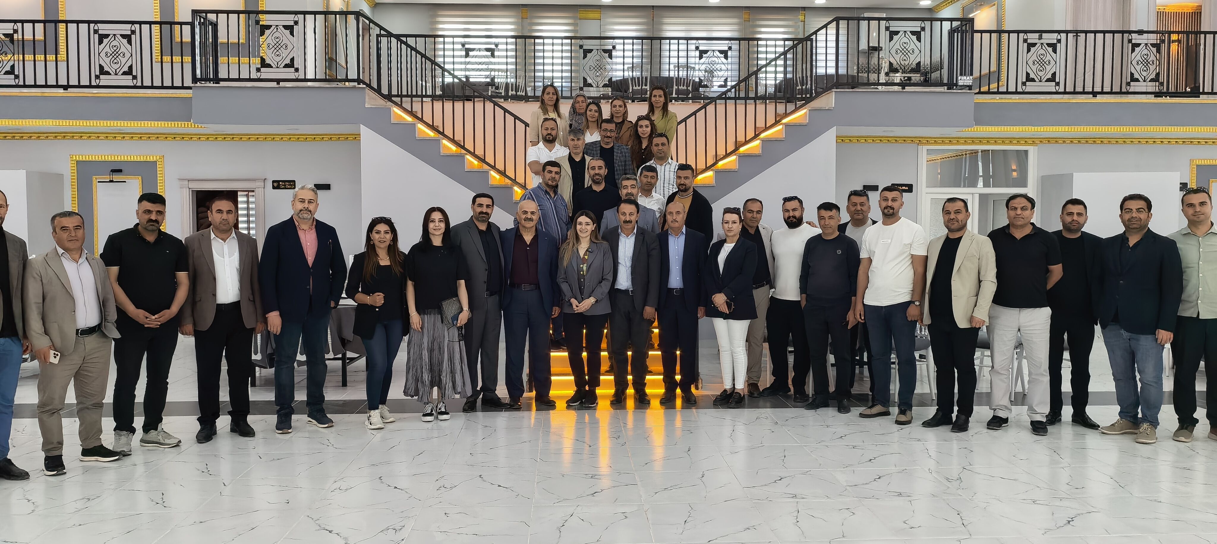 Van Tso Başkan Adayı İrem Bayram, Özalp’ta Esnaf Ve Tüccarlarla Bir Araya Gelerek Sınır Ticaretinin Geliştirilmesinin Bölge Ekonomisine Katkı Sağlayacağını Söyledi (4)
