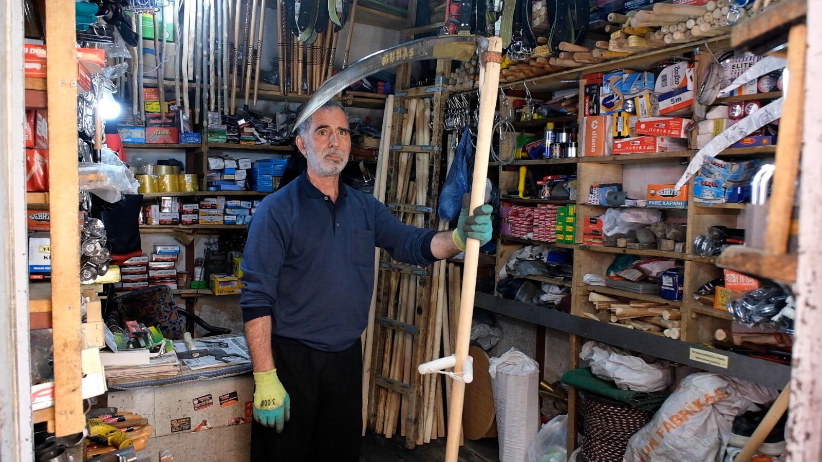 Van’da 41 Yıldır Esnaflık Yapan Abdulvehap Karayel, Tarımda Makineleşmenin Artmasıyla Birlikte Tırpan Kullanımının Büyük Ölçüde Azaldığını Söyledi (3)