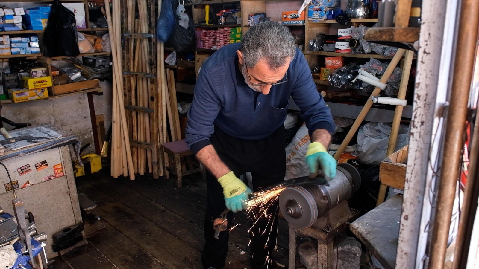 Van’da 41 Yıldır Esnaflık Yapan Abdulvehap Karayel, Tarımda Makineleşmenin Artmasıyla Birlikte Tırpan Kullanımının Büyük Ölçüde Azaldığını Söyledi (9)