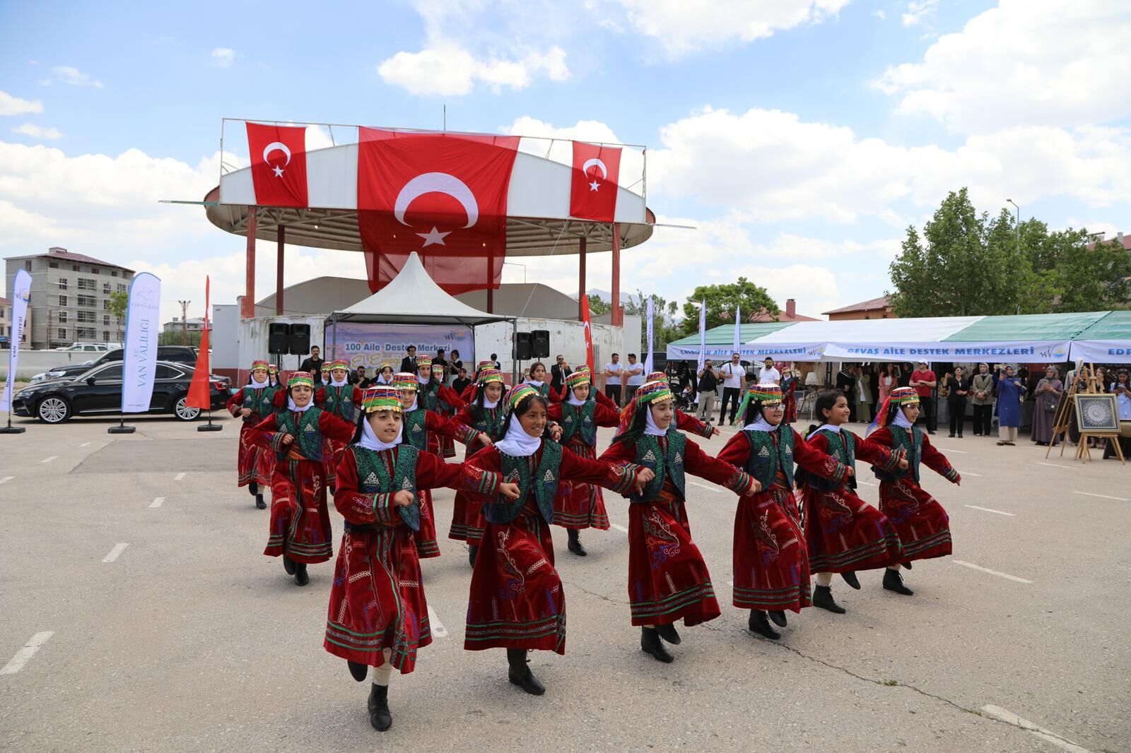 Van’da Aile Destek Merkezlerinde (Adem) Eğitim Alan Kadın Kursiyerlerin Yıl Boyunca Hazırladığı El Emeği Ürünler, Atatürk Kültür Parkı’nda Düzenlenen Sergide Ziyaretçilerin Beğenisine Sunuldu. (1)