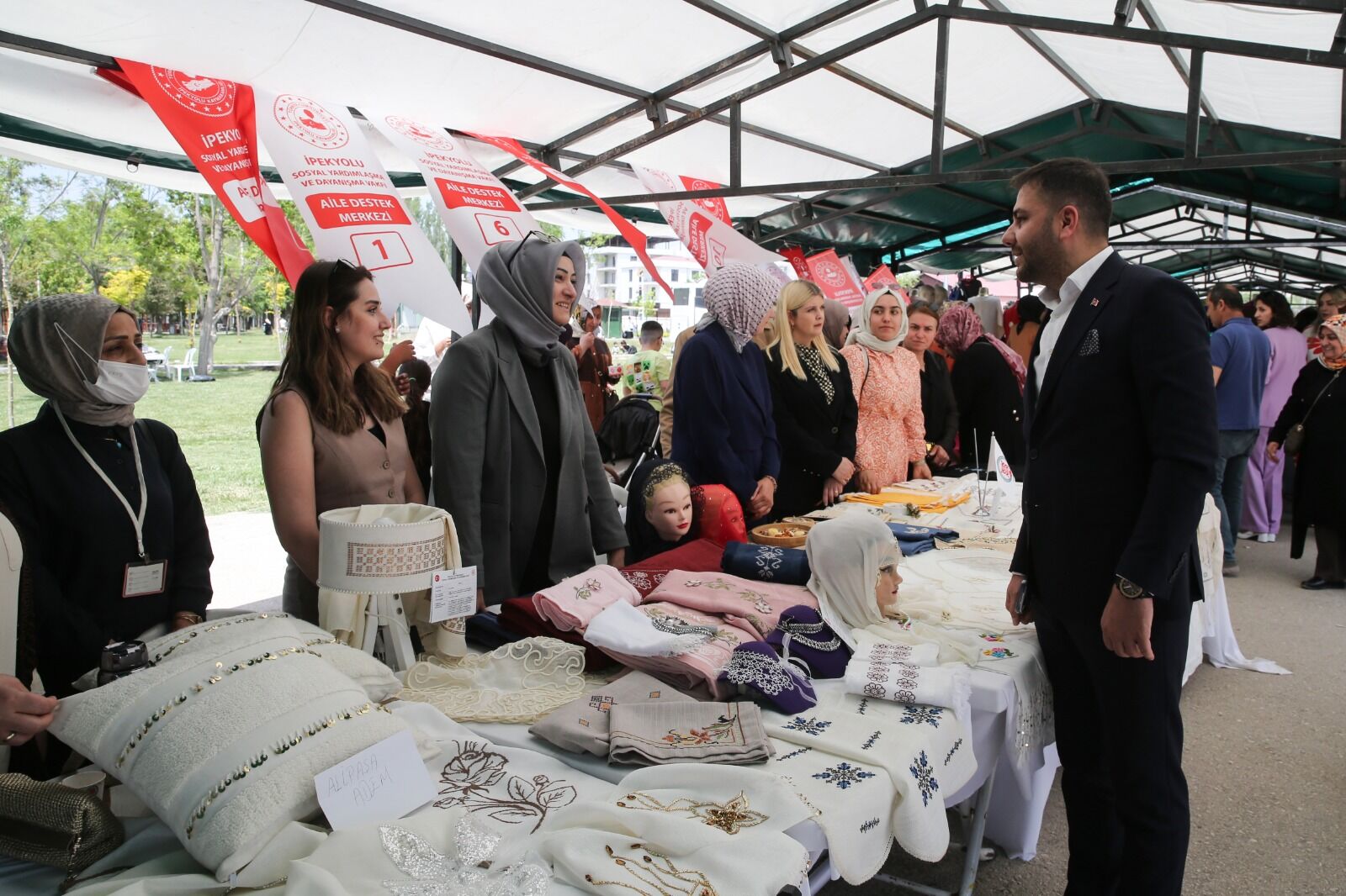 Van’da Aile Destek Merkezlerinde (Adem) Eğitim Alan Kadın Kursiyerlerin Yıl Boyunca Hazırladığı El Emeği Ürünler, Atatürk Kültür Parkı’nda Düzenlenen Sergide Ziyaretçilerin Beğenisine Sunuldu. (2)