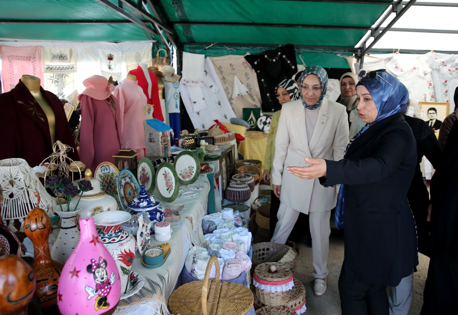 Van’da Aile Destek Merkezlerinde (Adem) Eğitim Alan Kadın Kursiyerlerin Yıl Boyunca Hazırladığı El Emeği Ürünler, Atatürk Kültür Parkı’nda Düzenlenen Sergide Ziyaretçilerin Beğenisine Sunuldu. (4)