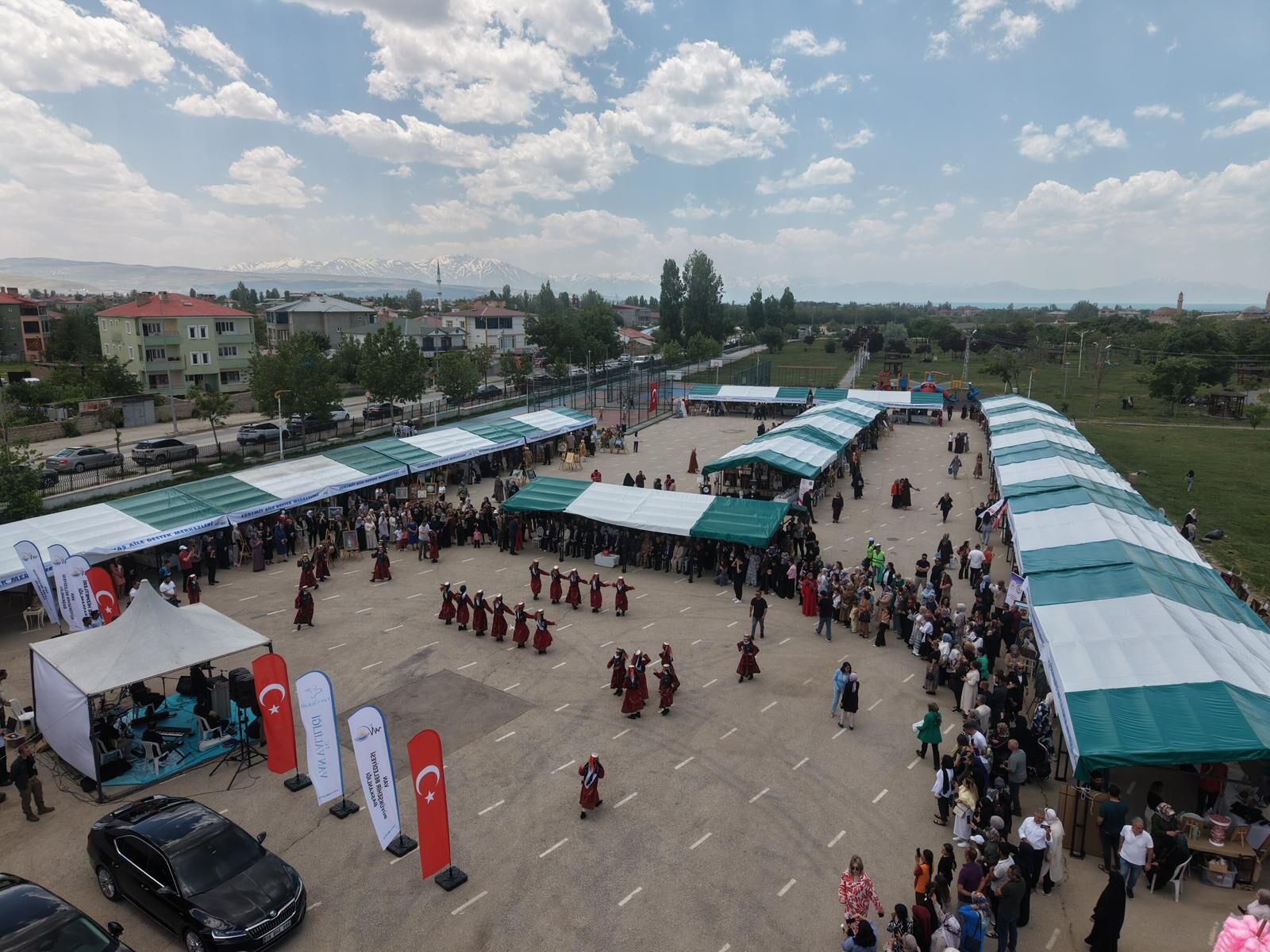 Van’da Aile Destek Merkezlerinde (Adem) Eğitim Alan Kadın Kursiyerlerin Yıl Boyunca Hazırladığı El Emeği Ürünler, Atatürk Kültür Parkı’nda Düzenlenen Sergide Ziyaretçilerin Beğenisine Sunuldu. (5)